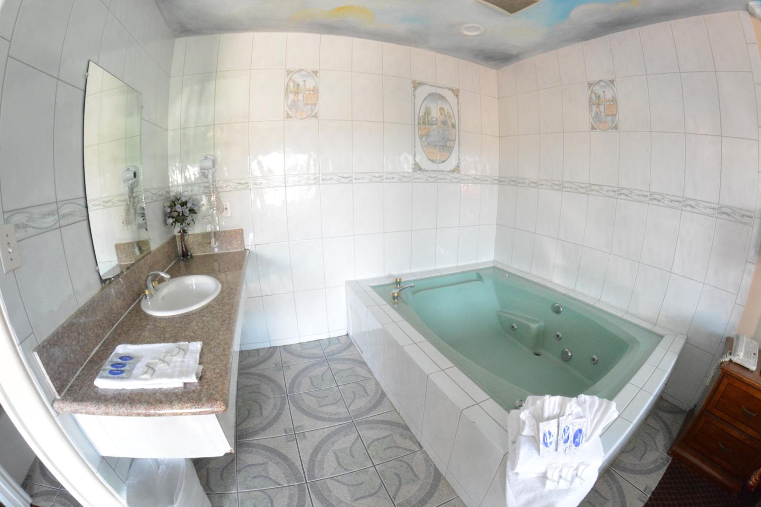 King Studio with Spa Bath - Photo 10