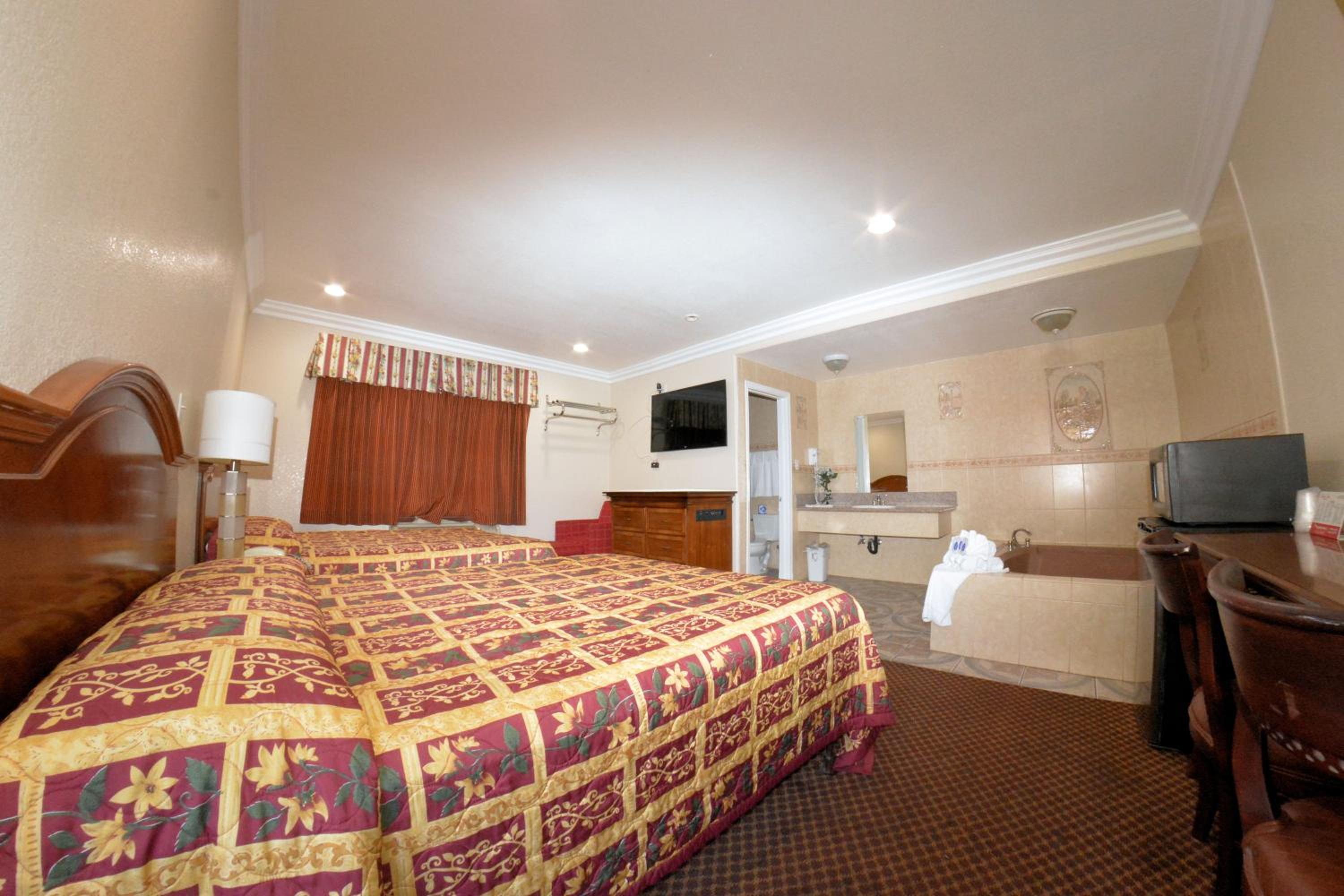 Deluxe Queen Room with Two Queen Beds and Spa Bath - Photo 6