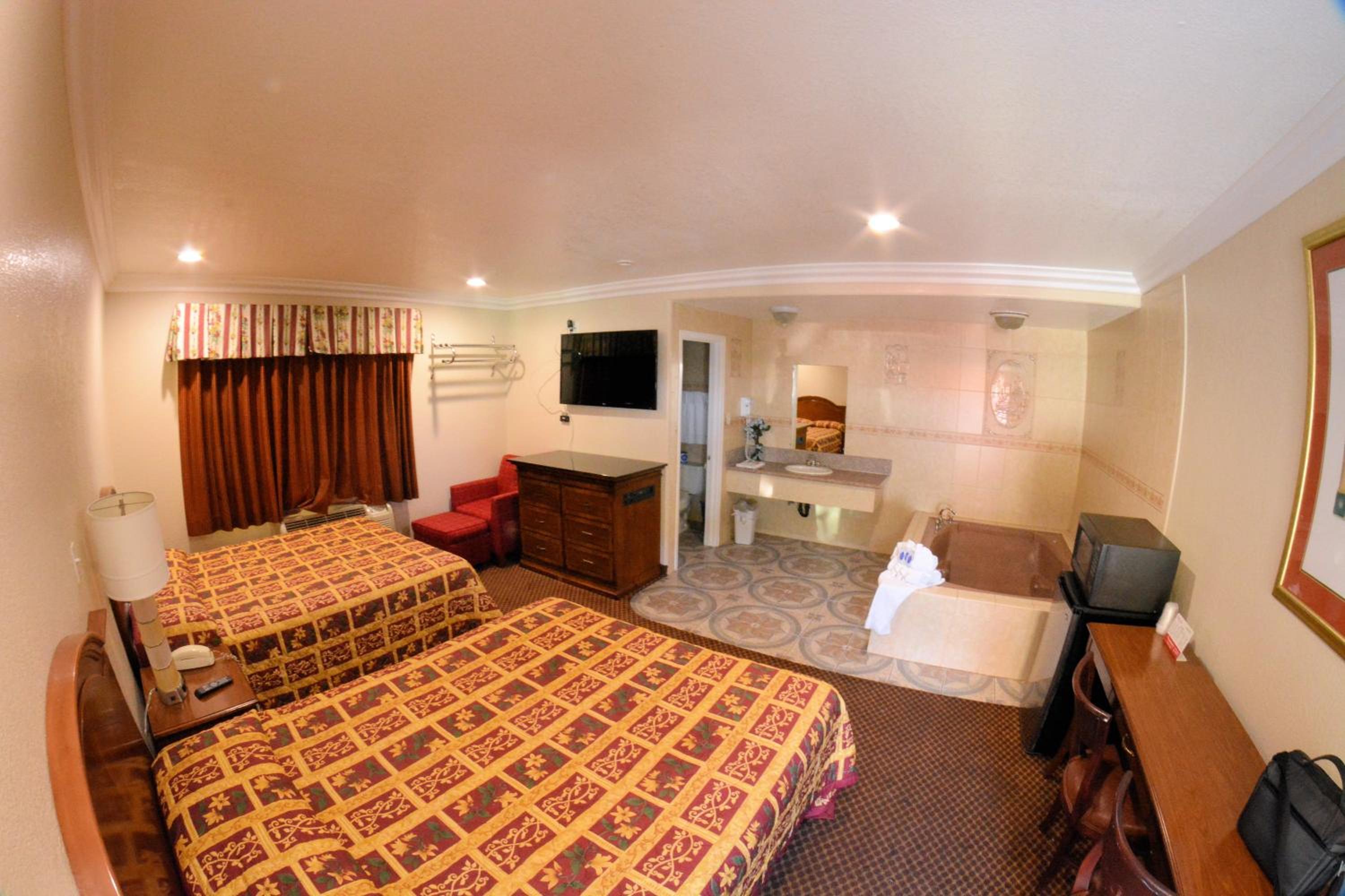 Deluxe Queen Room with Two Queen Beds and Spa Bath - Photo 5