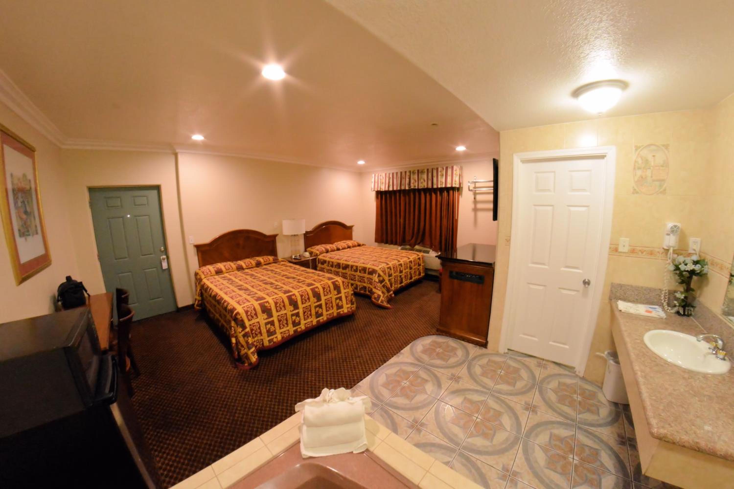 Deluxe Queen Room with Two Queen Beds and Spa Bath - Photo 1