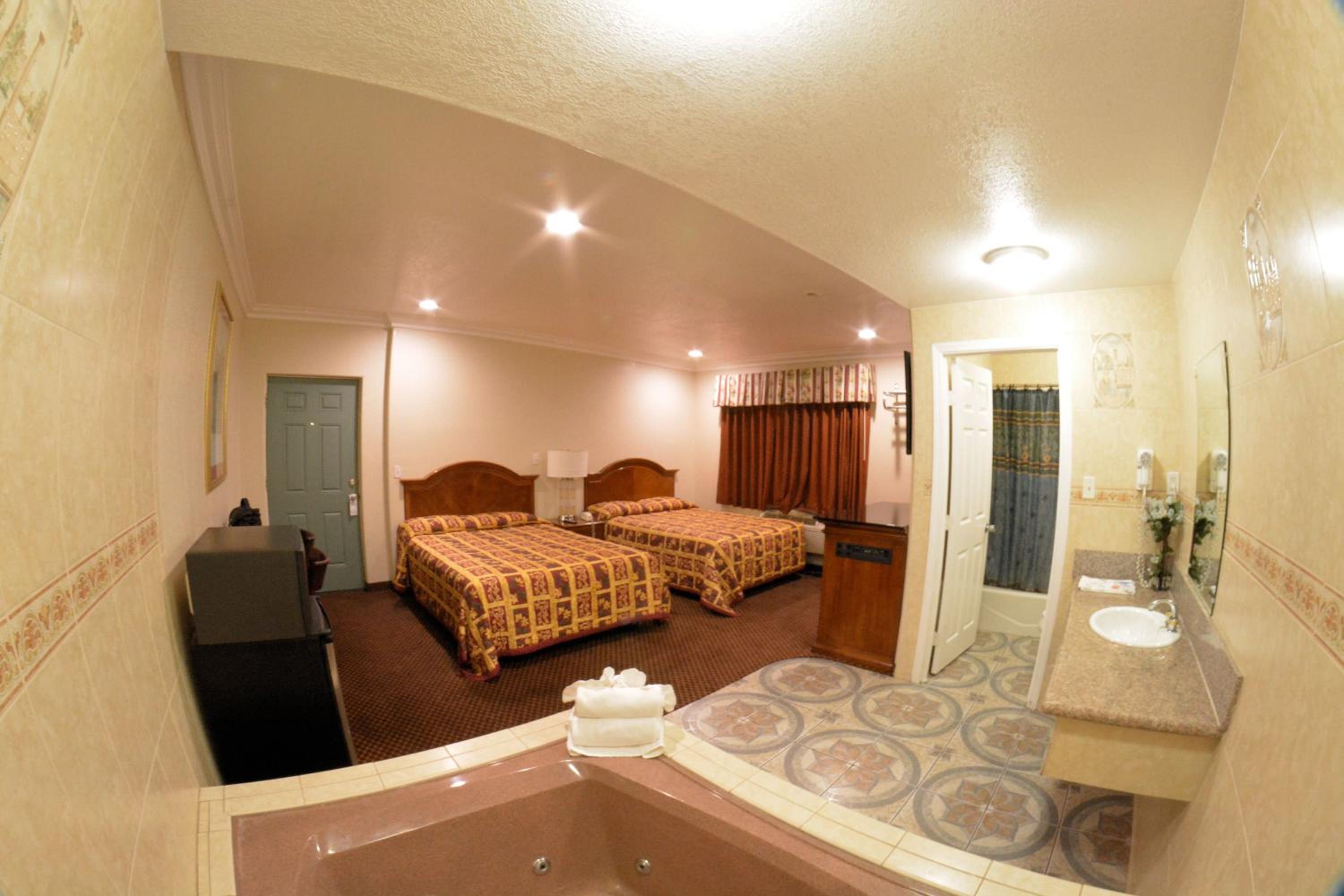 Deluxe Queen Room with Two Queen Beds and Spa Bath - Photo 8
