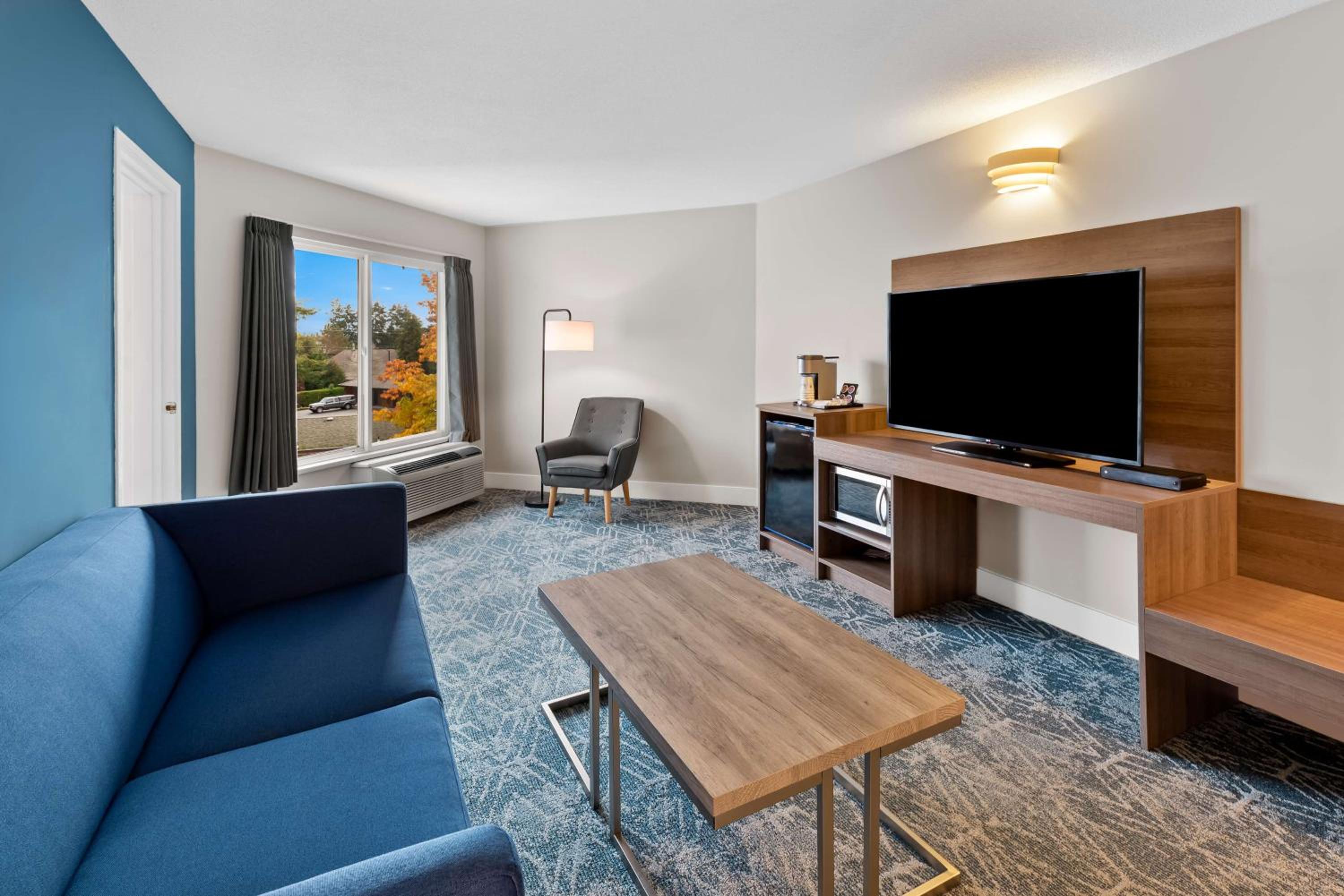 Family King Suite with Sofa Bed and Living Room - Non-Smoking - Photo 2