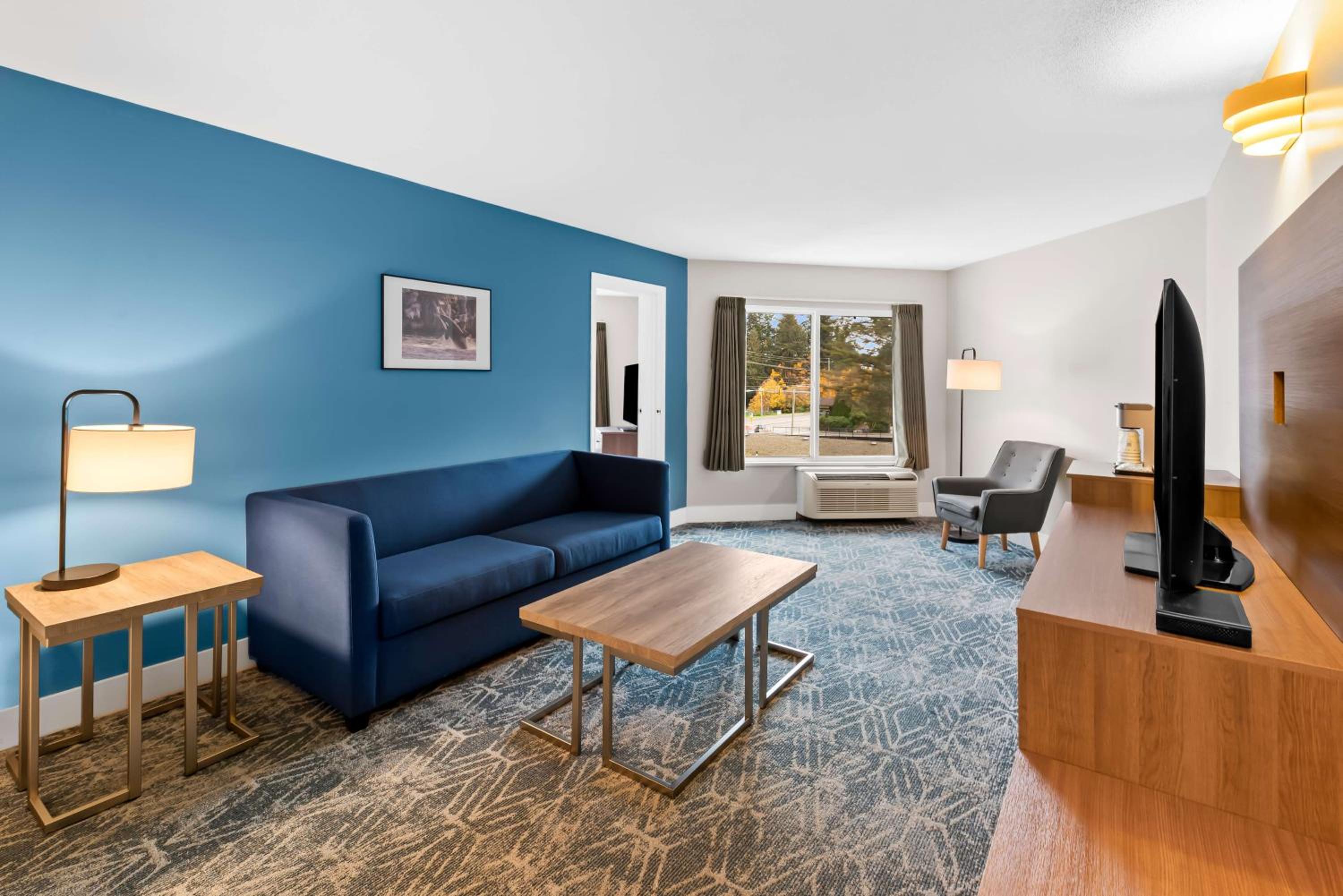 Family King Suite with Sofa Bed and Living Room - Non-Smoking - Photo 3