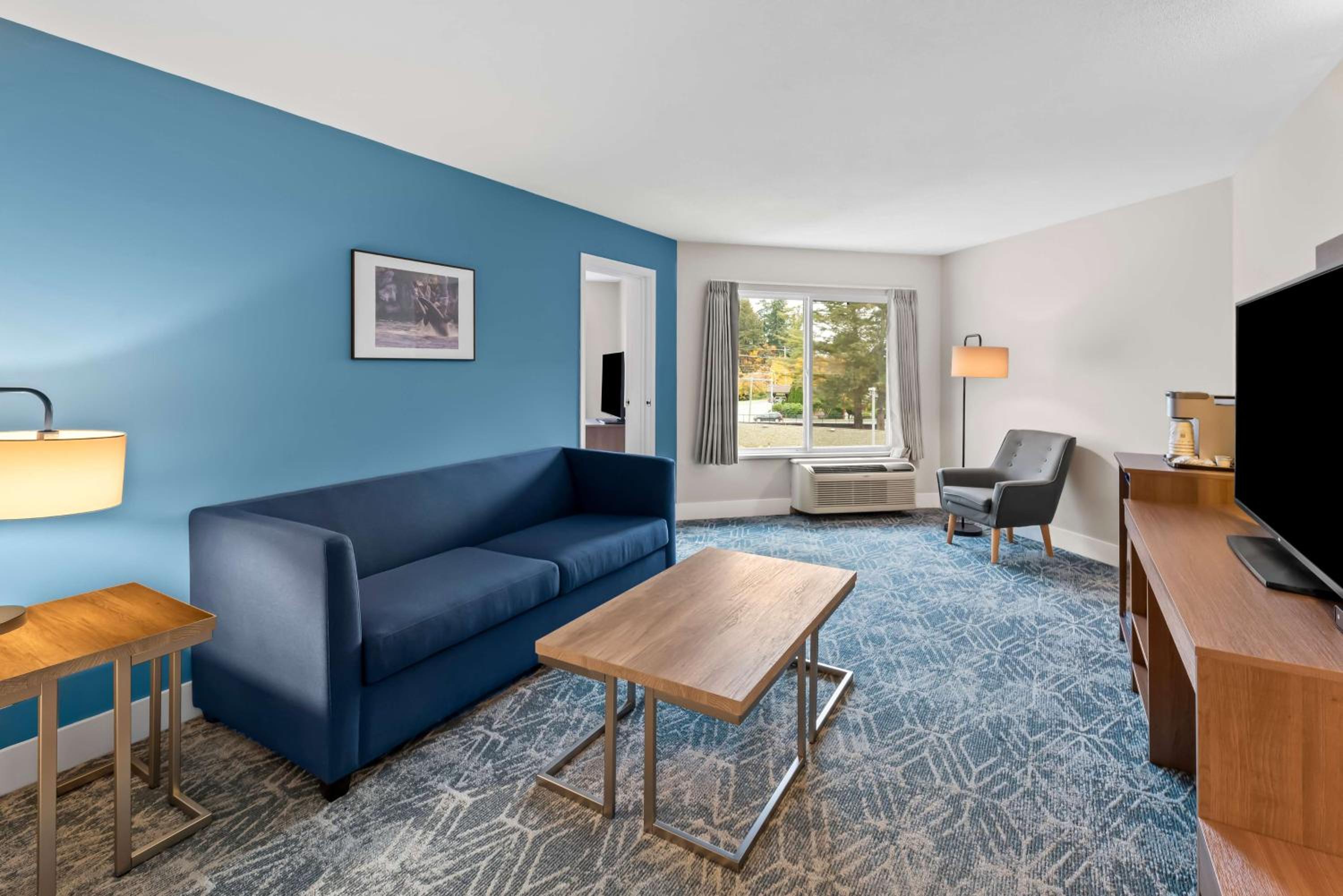 Family King Suite with Sofa Bed and Living Room - Non-Smoking - Photo 4