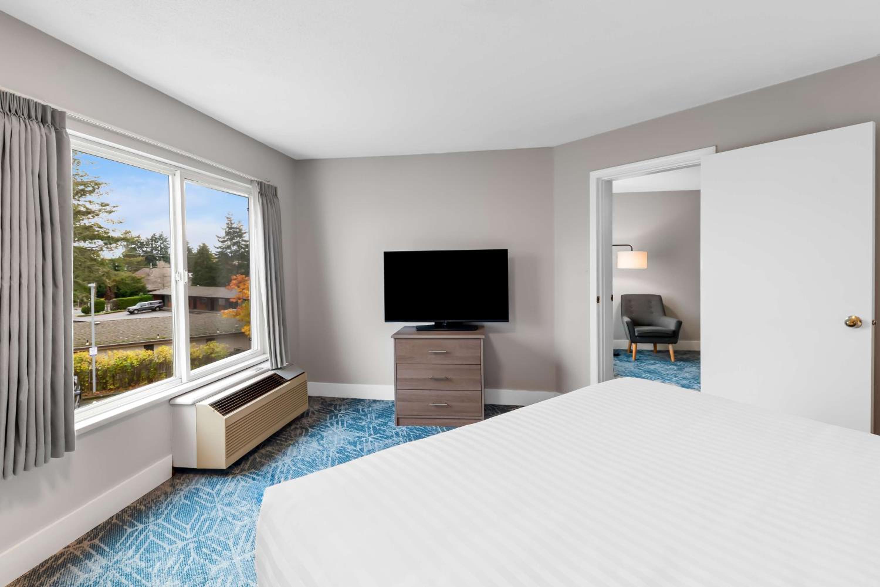 Family King Suite with Sofa Bed and Living Room - Non-Smoking - Photo 5