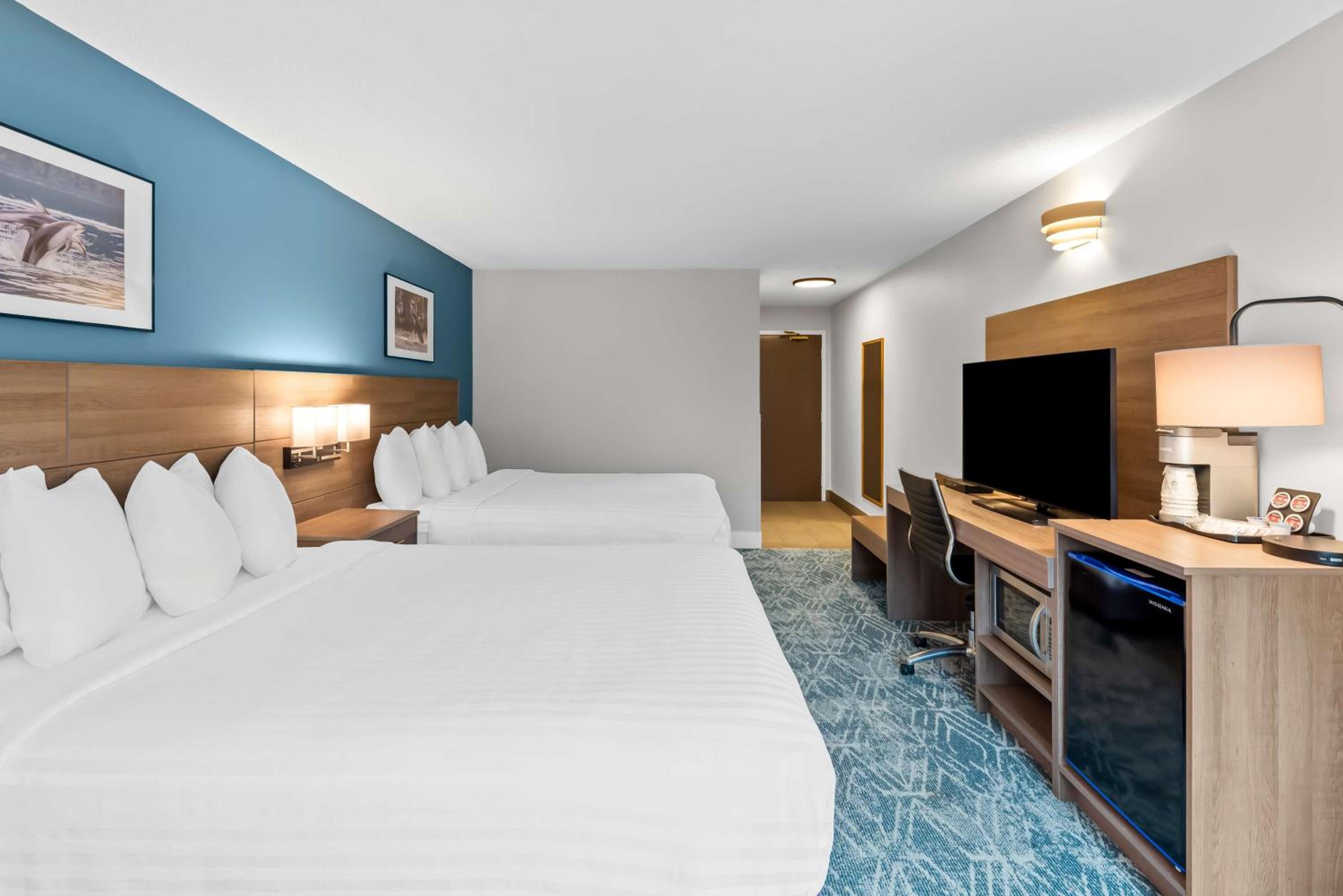 Queen Room with Two Queen Beds - Non-Smoking - Photo 3