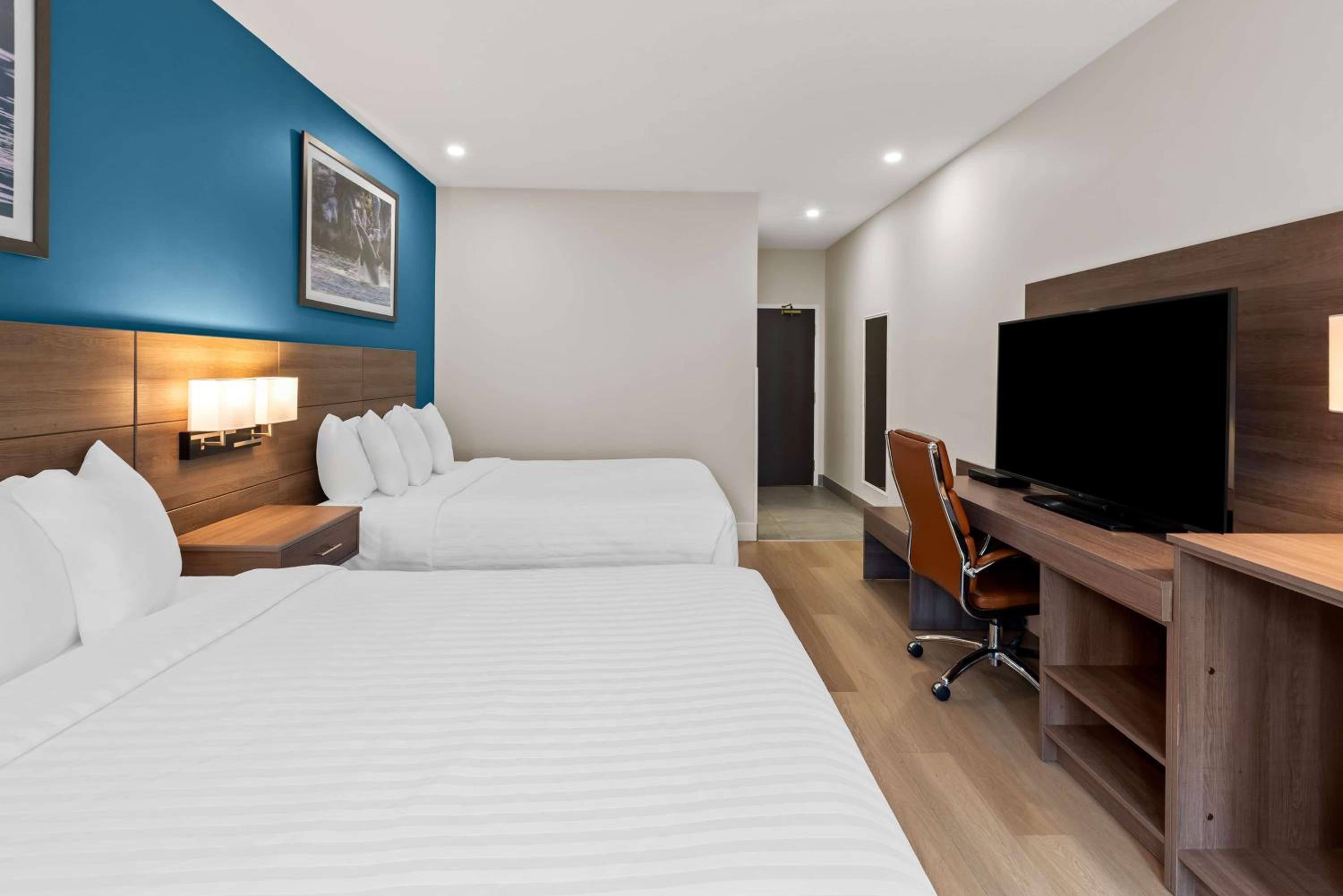 Queen Room with Two Queen Beds and Walk-In Shower - Non-Smoking - Photo 2