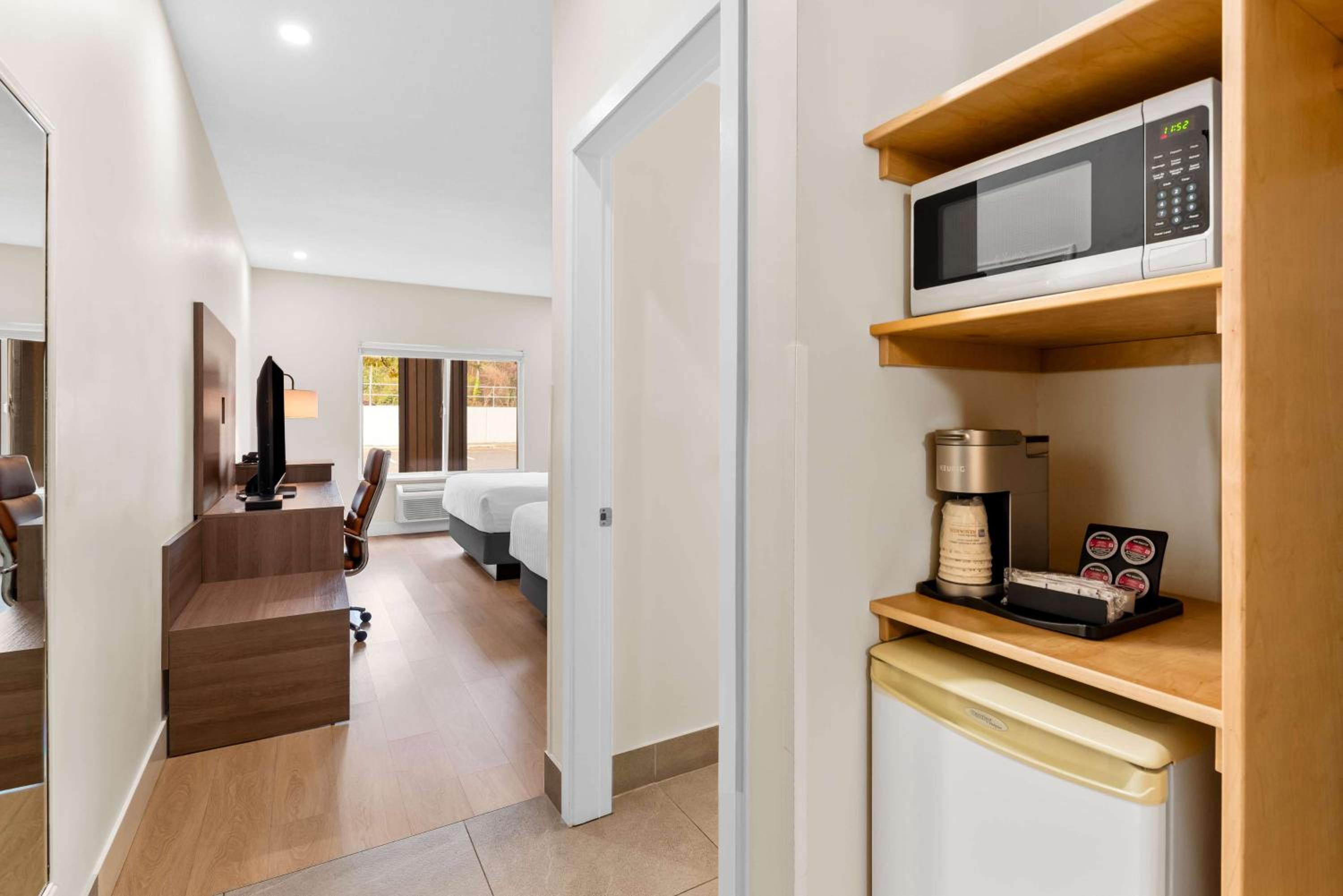 Queen Room with Two Queen Beds and Walk-In Shower - Non-Smoking - Photo 3