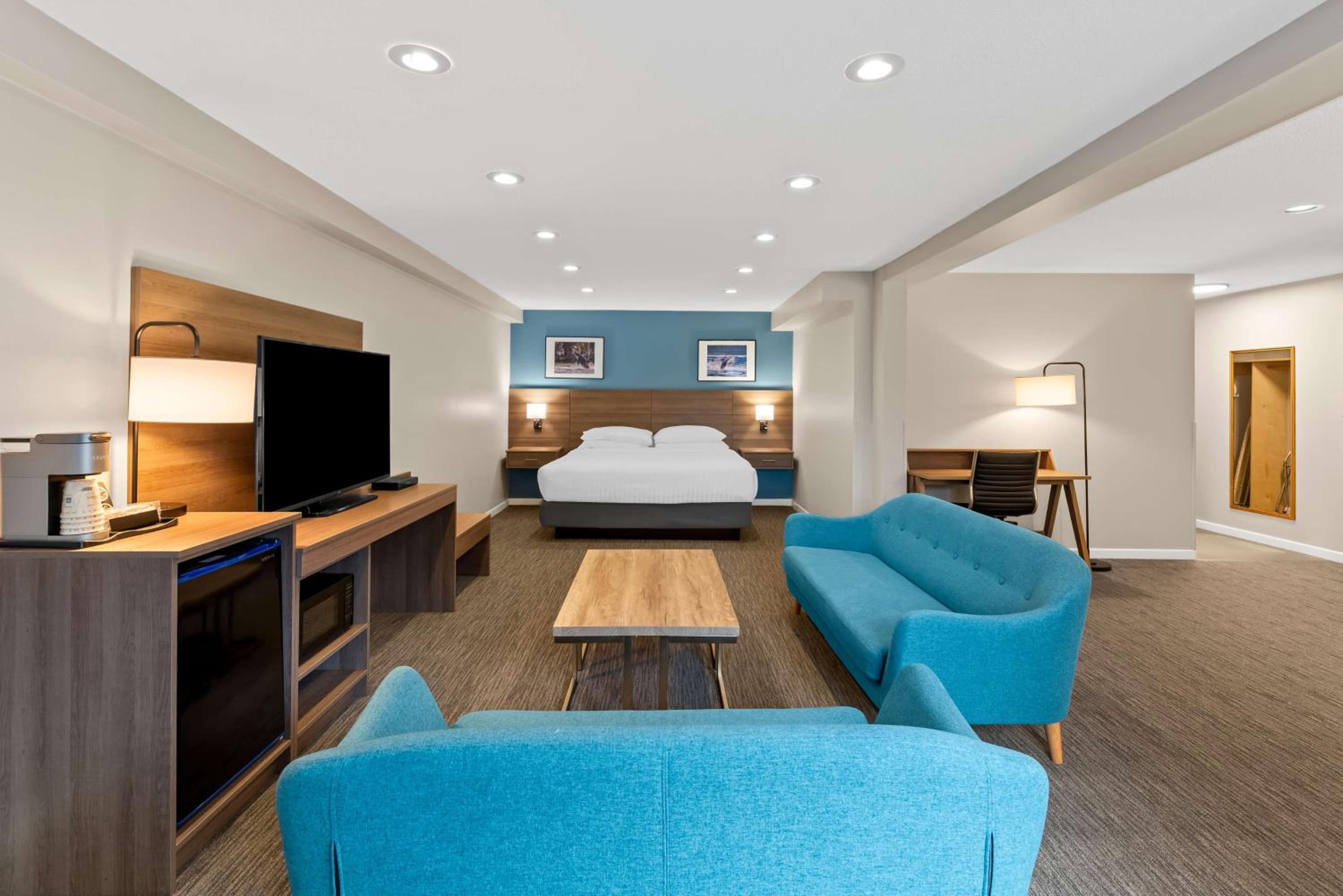 Executive King Suite with Living Room and Sofa - Non-Smoking - Photo 2
