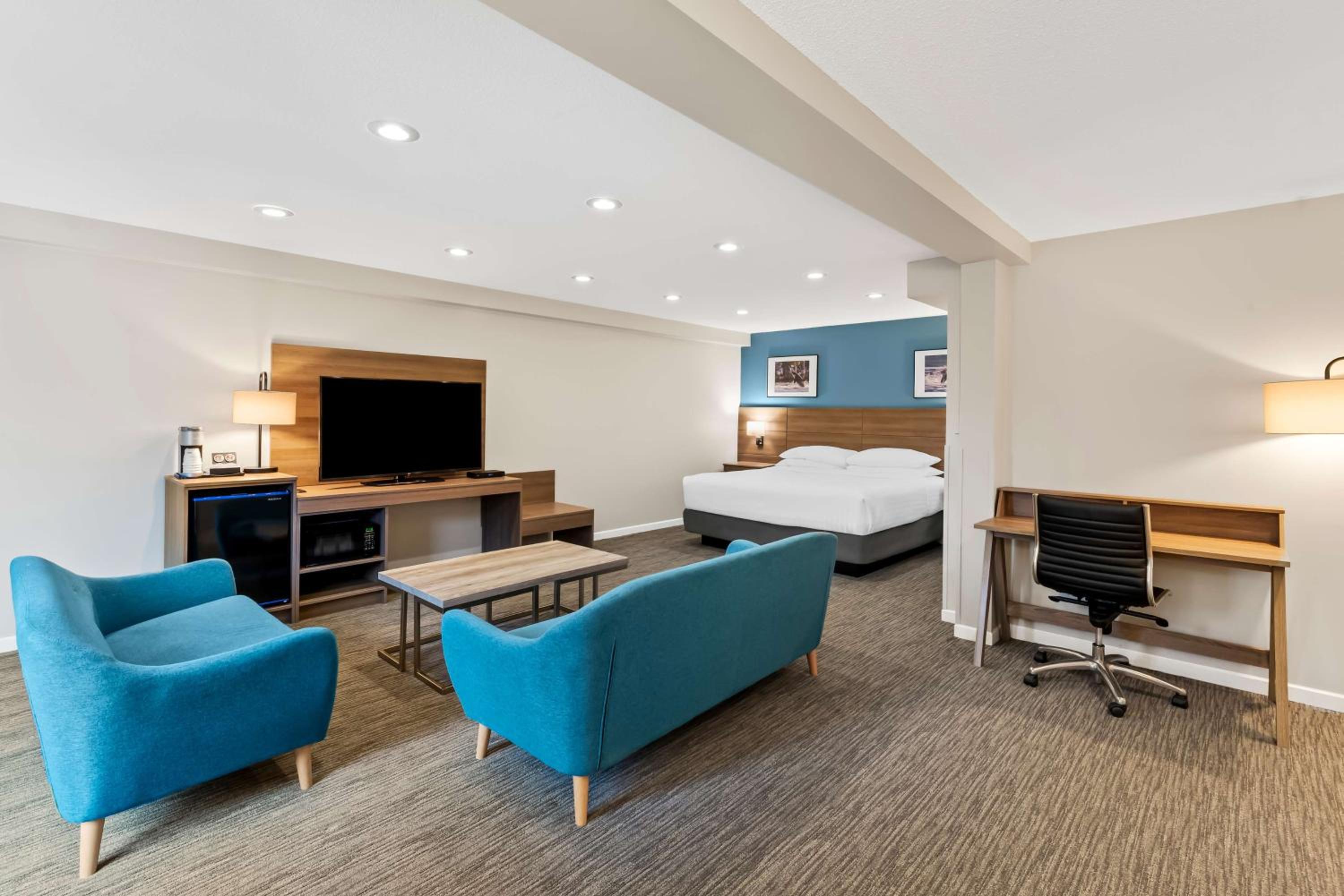 Executive King Suite with Living Room and Sofa - Non-Smoking - Photo 3