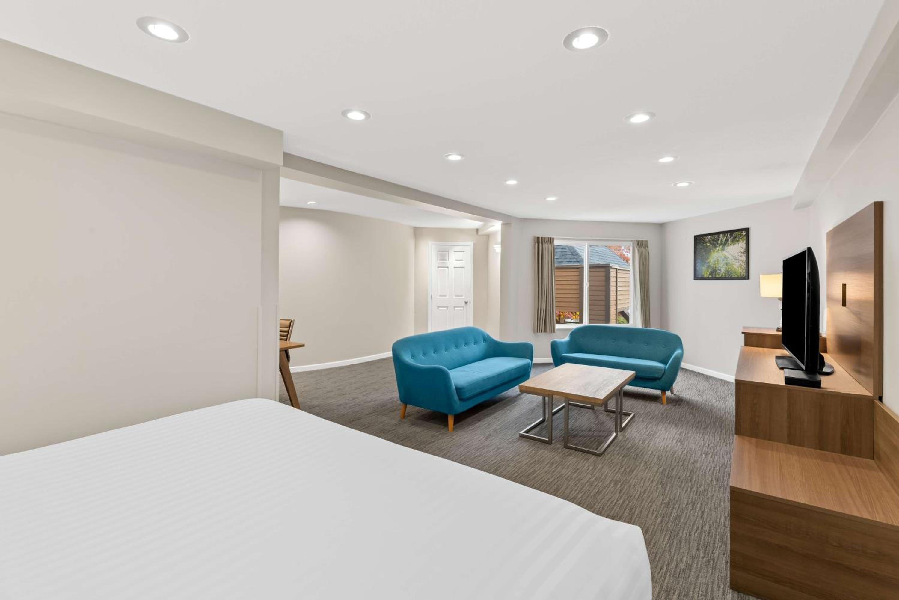 Executive King Suite with Living Room and Sofa - Non-Smoking - Photo 4