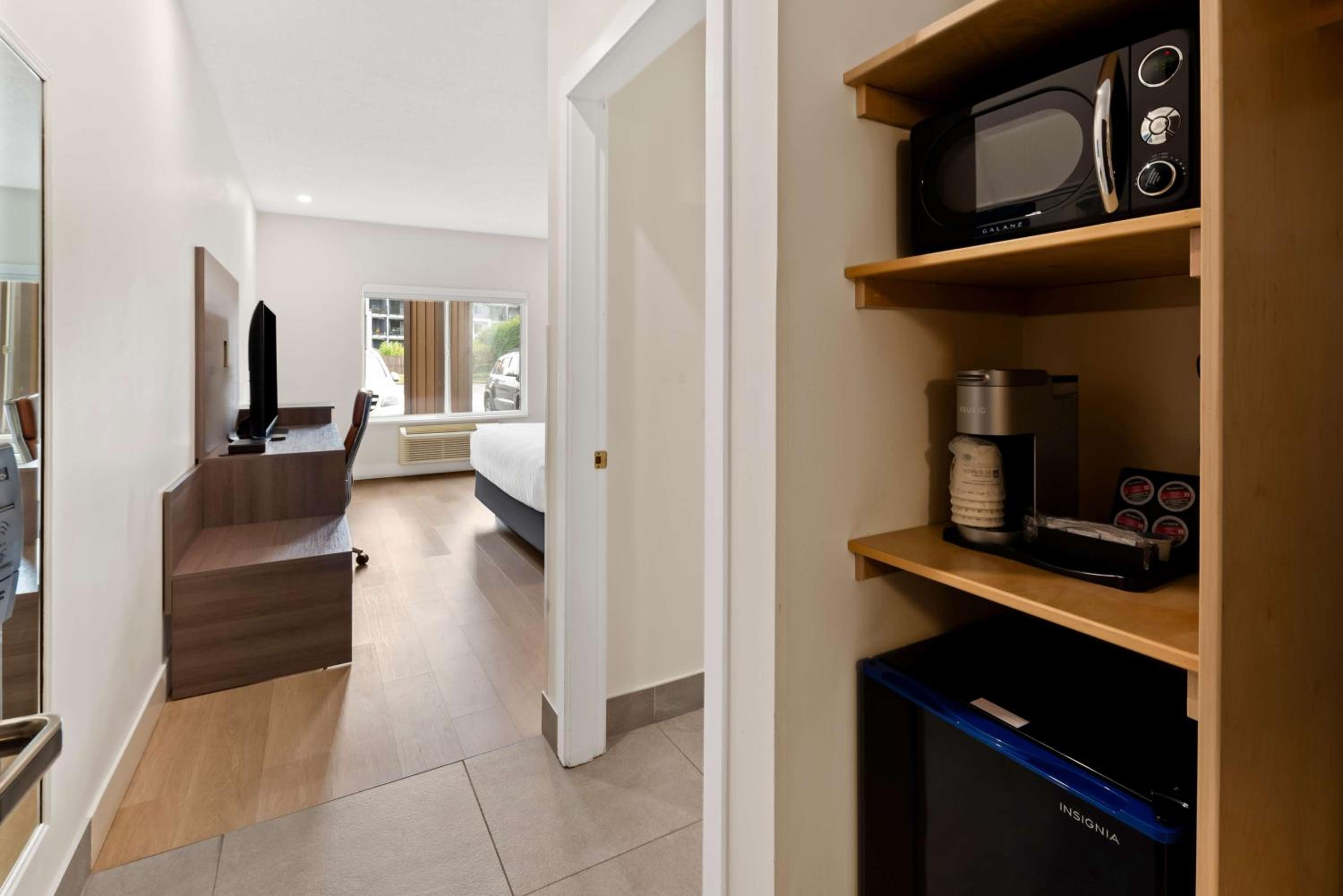 King Room with Walk-In Shower - Disability/Non-Smoking - Photo 3