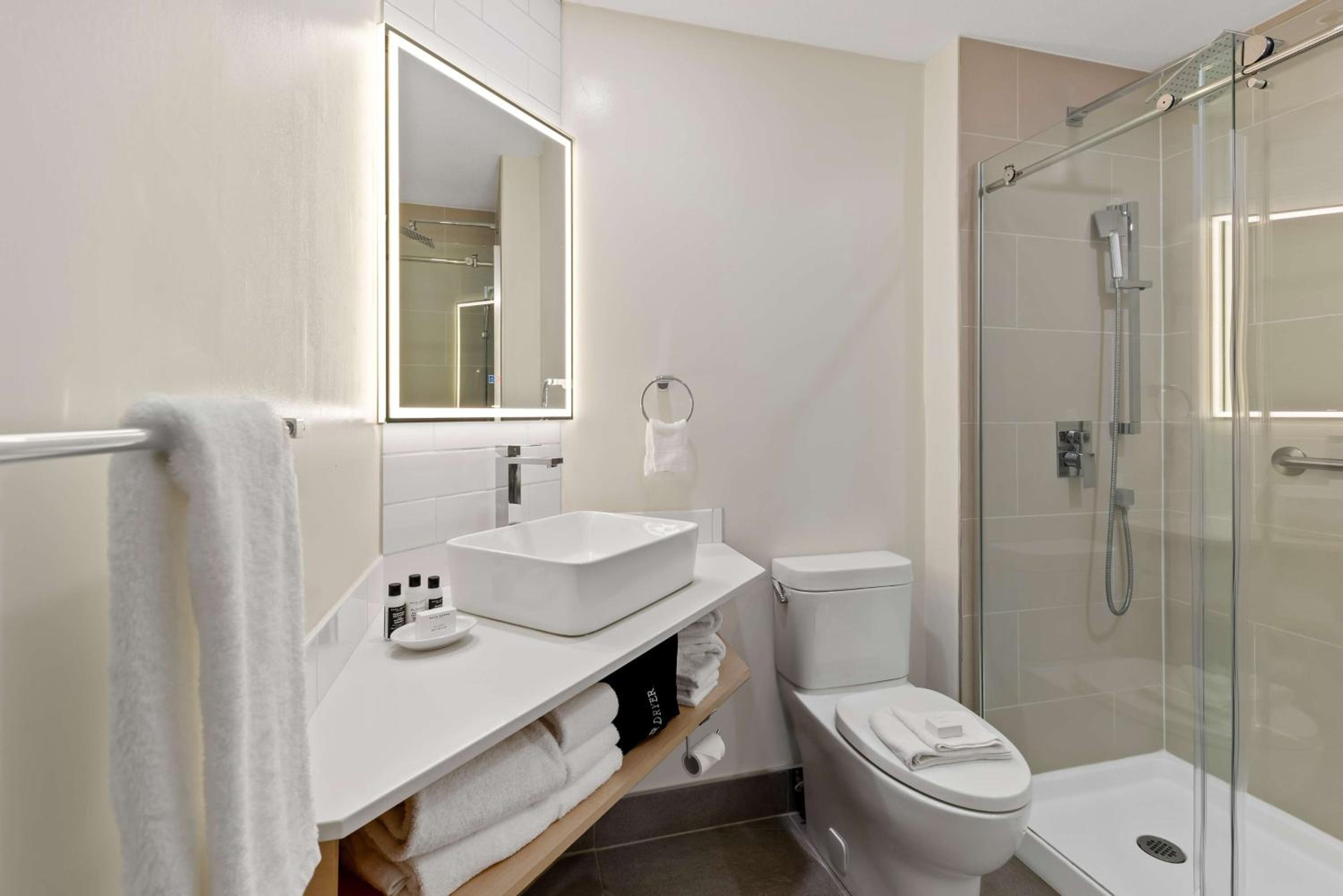 Queen Room with Two Queen Beds and Walk-In Shower - Non-Smoking - Photo 4