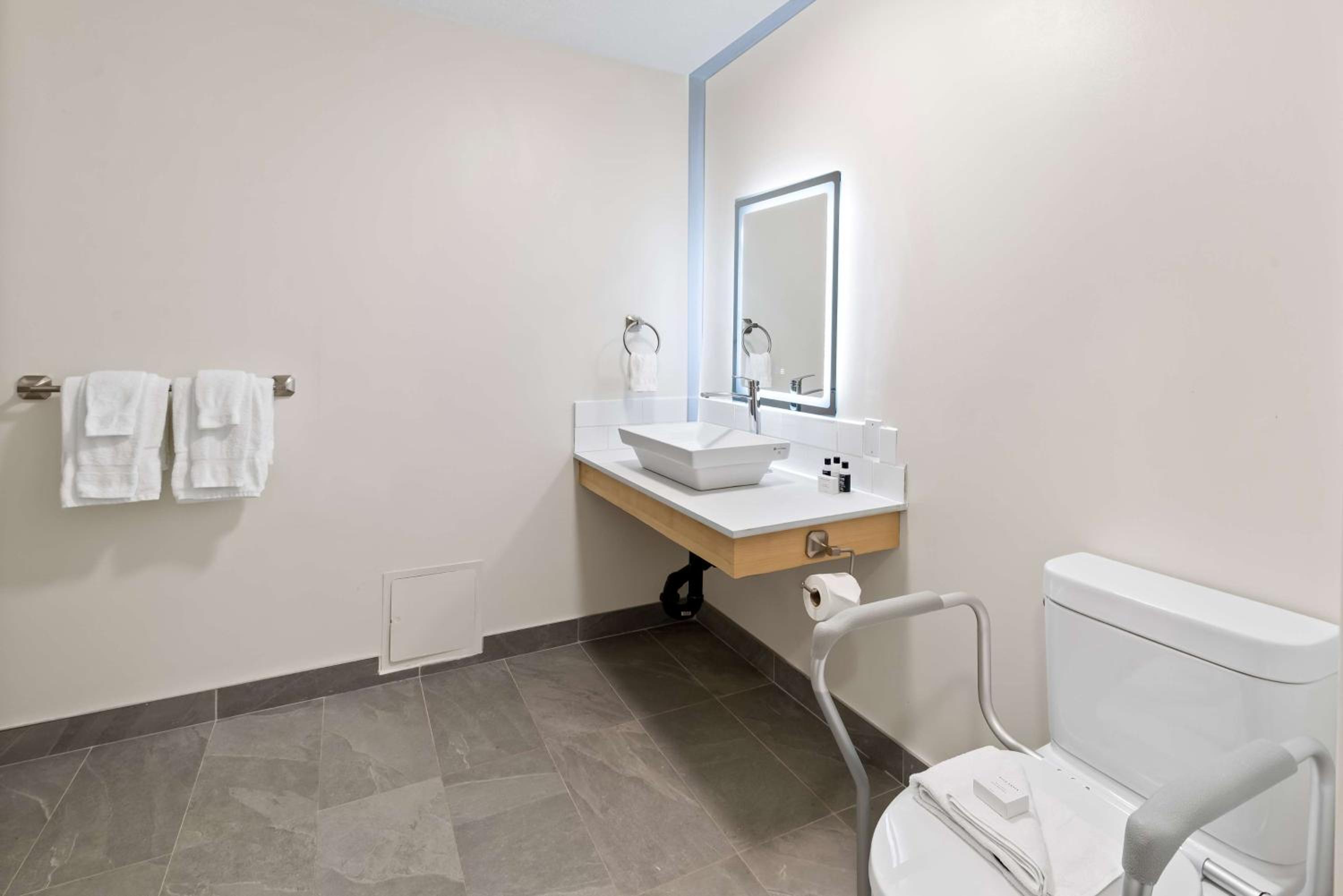King Room with Walk-In Shower - Disability/Non-Smoking - Photo 4