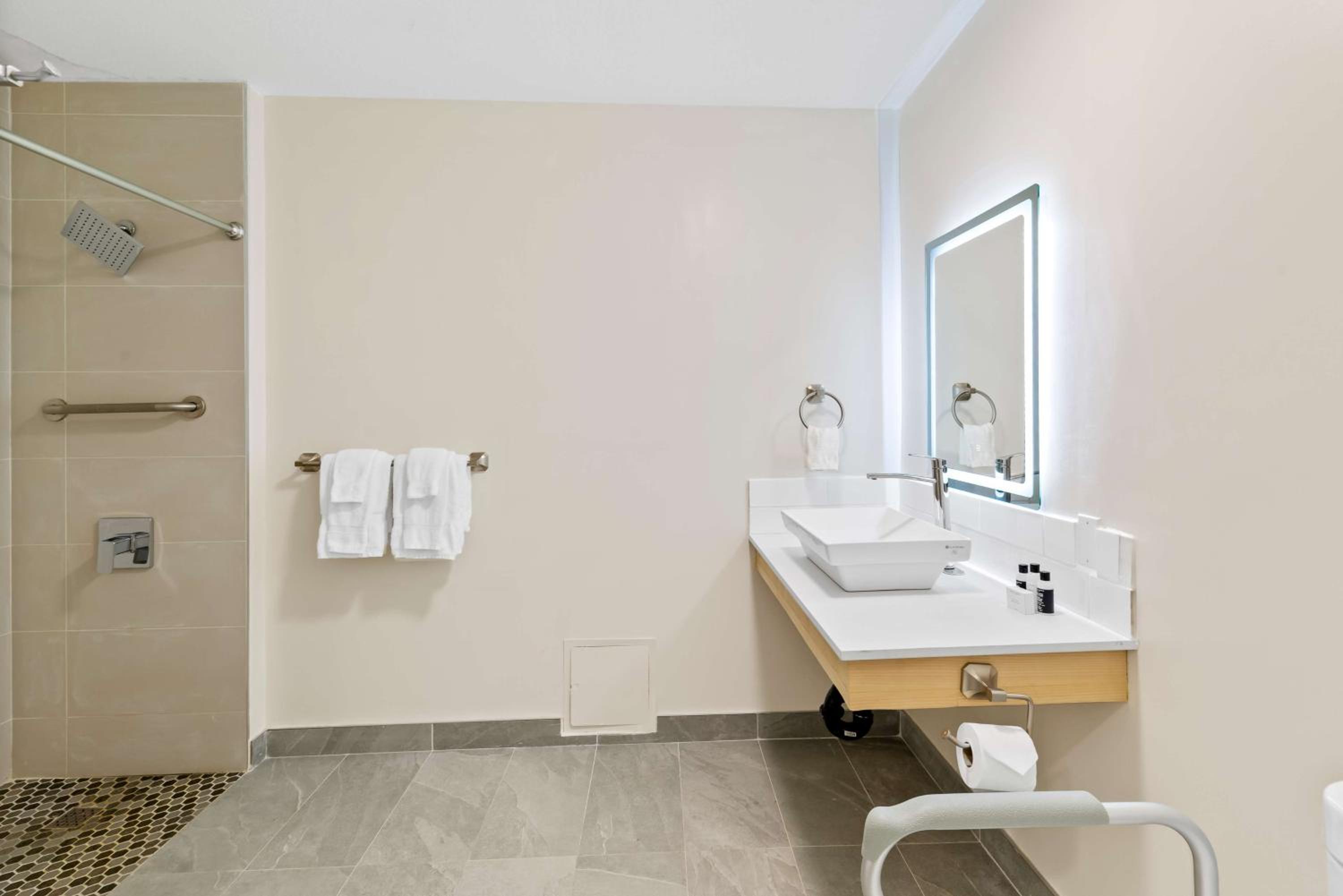 King Room with Walk-In Shower - Disability/Non-Smoking - Photo 5