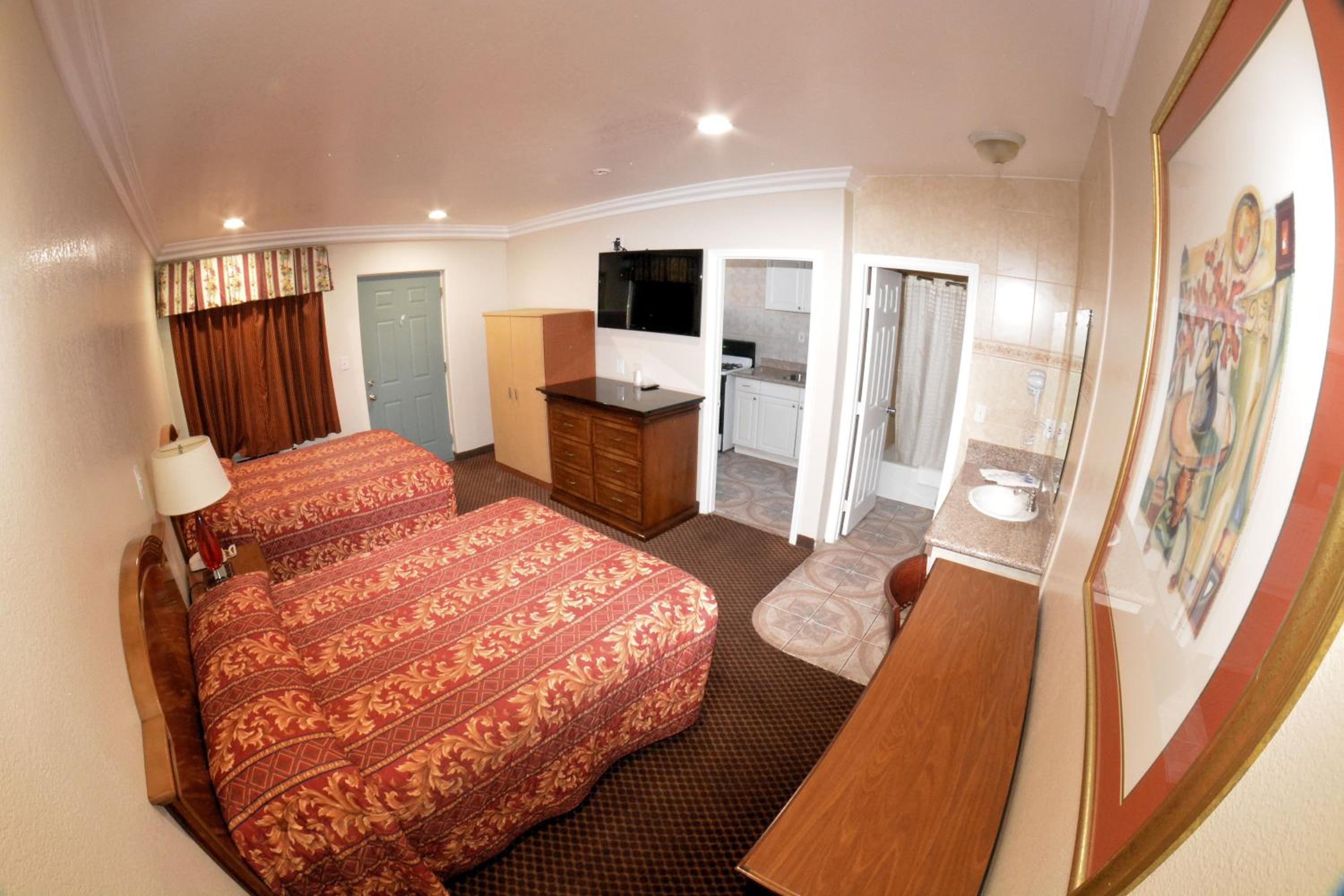 Deluxe Queen Room with Two Queen Beds and Spa Bath - Photo 10