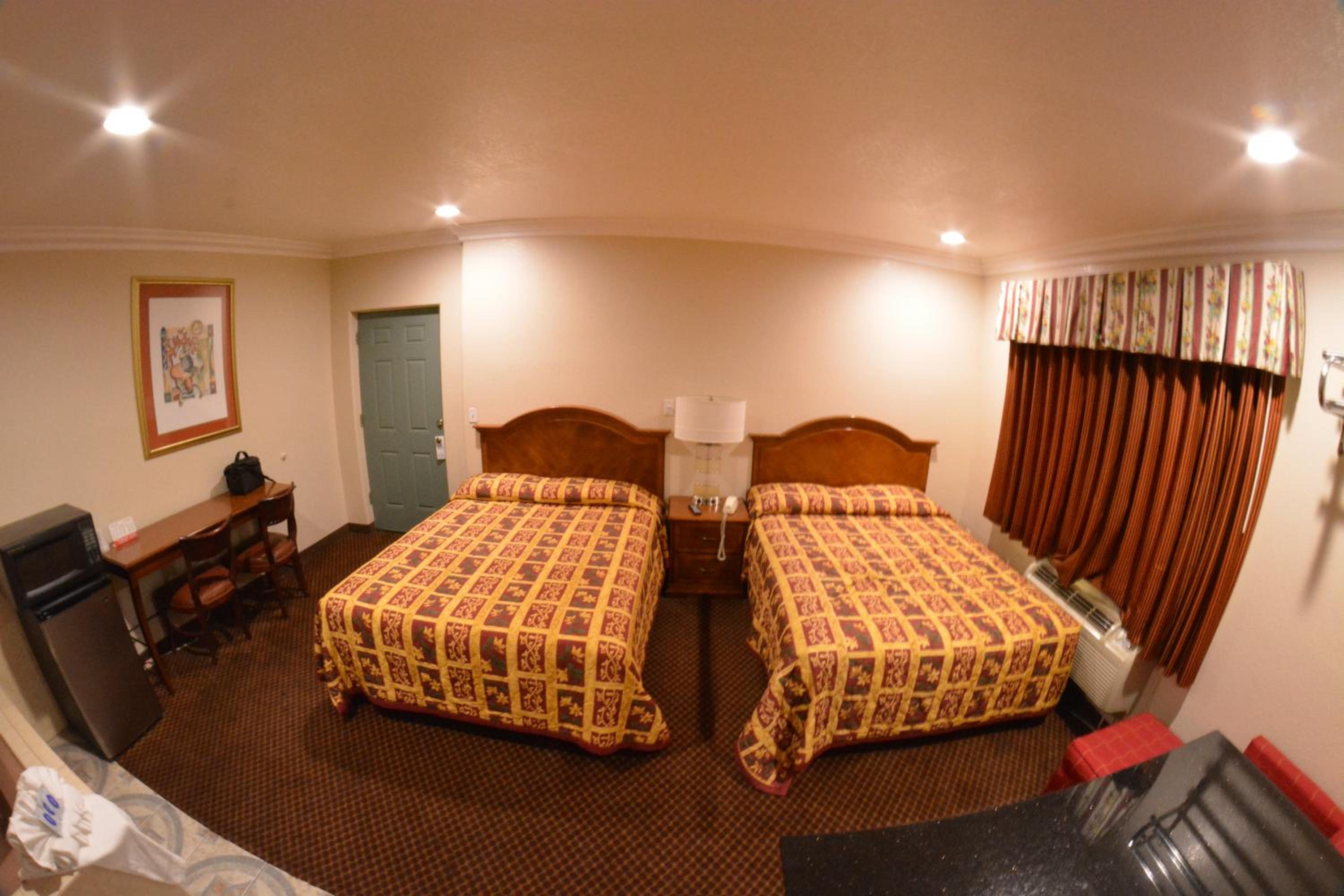 Deluxe Queen Room with Two Queen Beds and Spa Bath - Photo 9