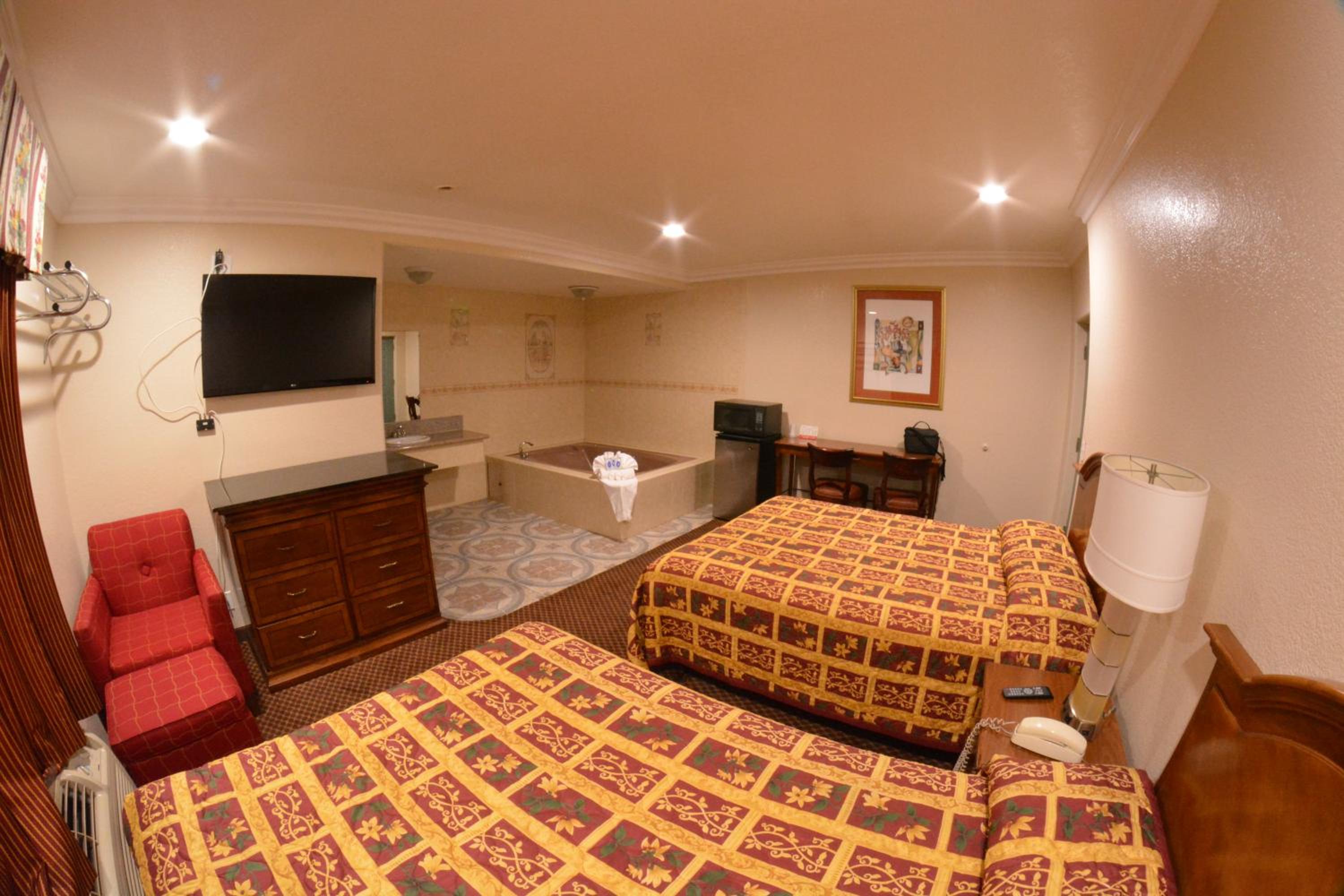 Deluxe Queen Room with Two Queen Beds and Spa Bath - Photo 7