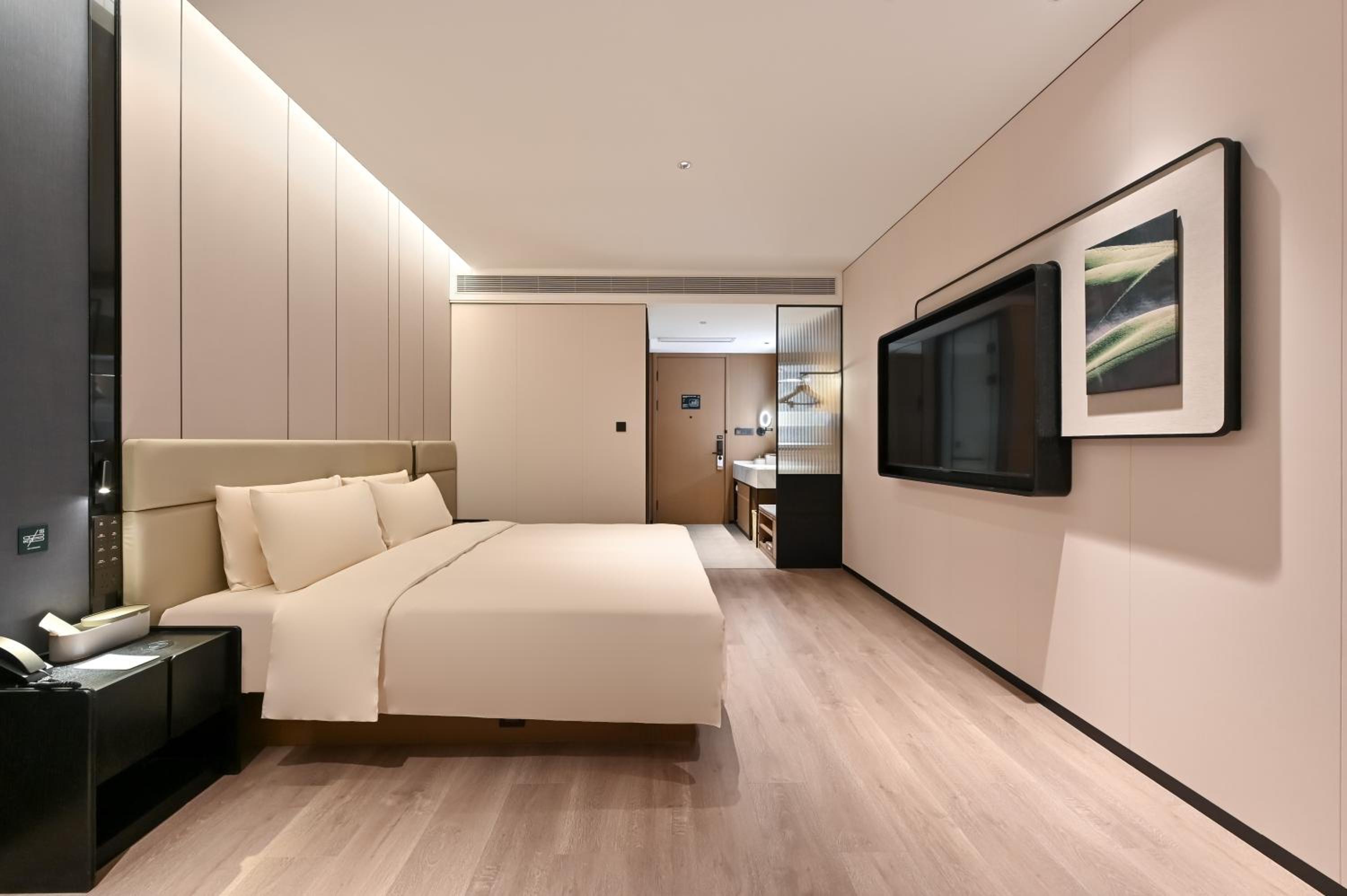 Elegant Queen Room photo 1