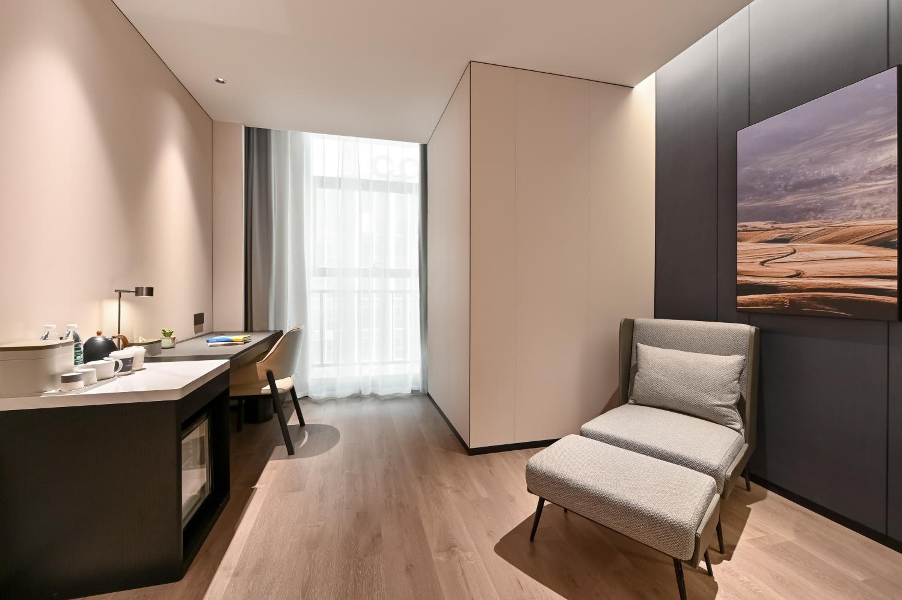 Elegant Queen Room photo 3