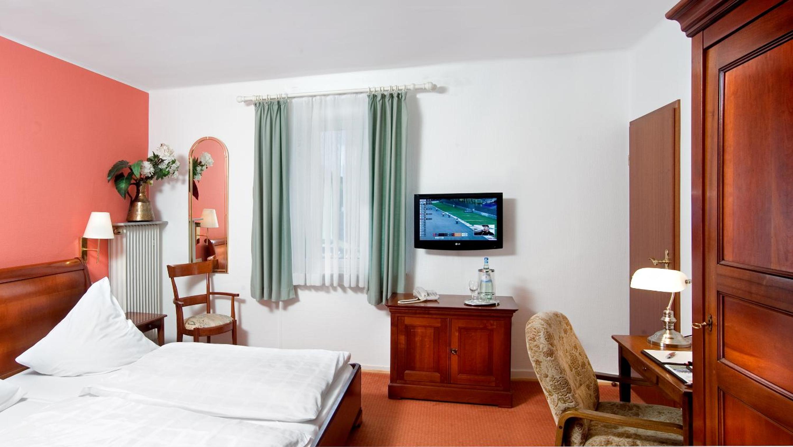 Standard Double Room - Photo 9