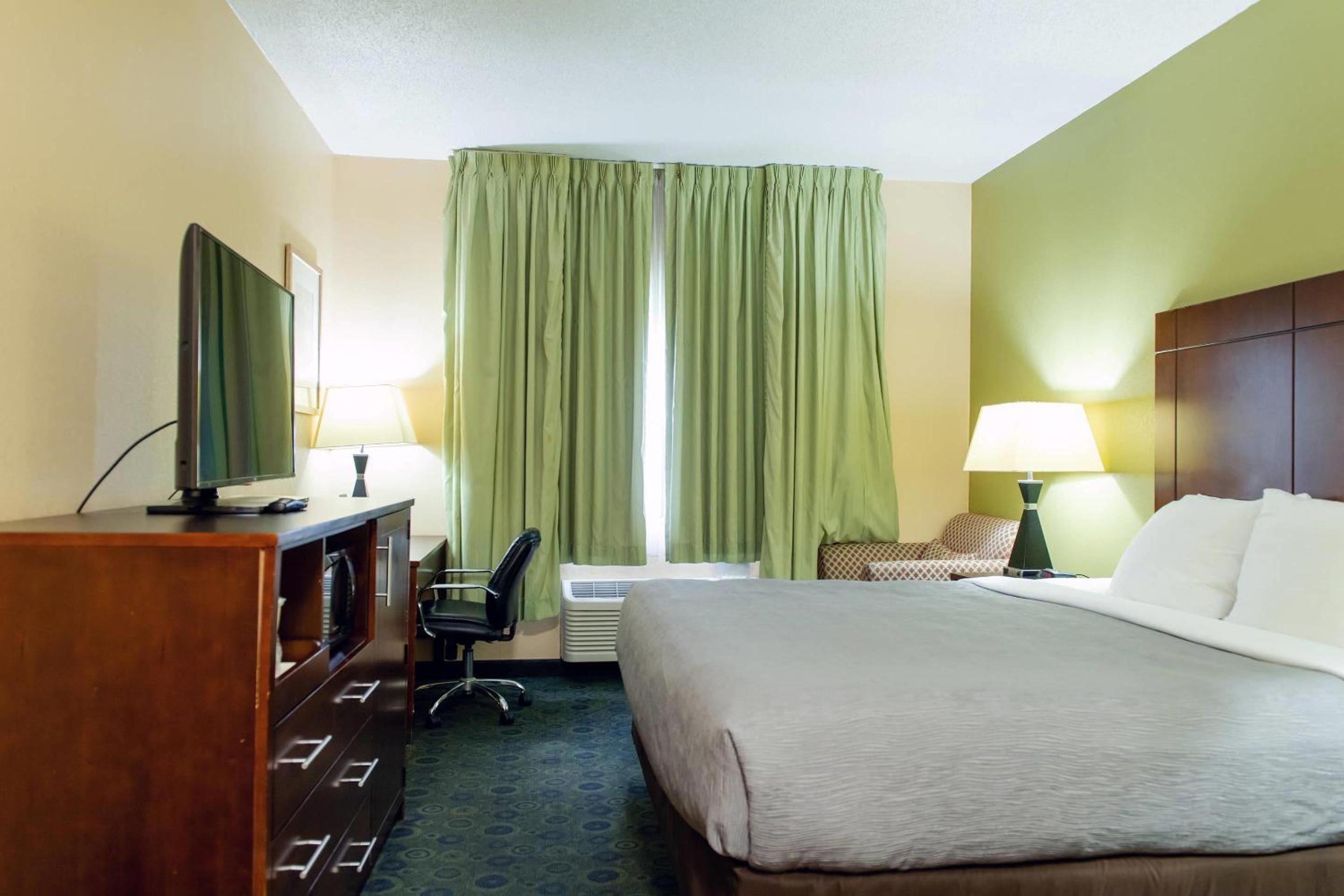 Standard King Room - Non-Smoking  - Photo 2