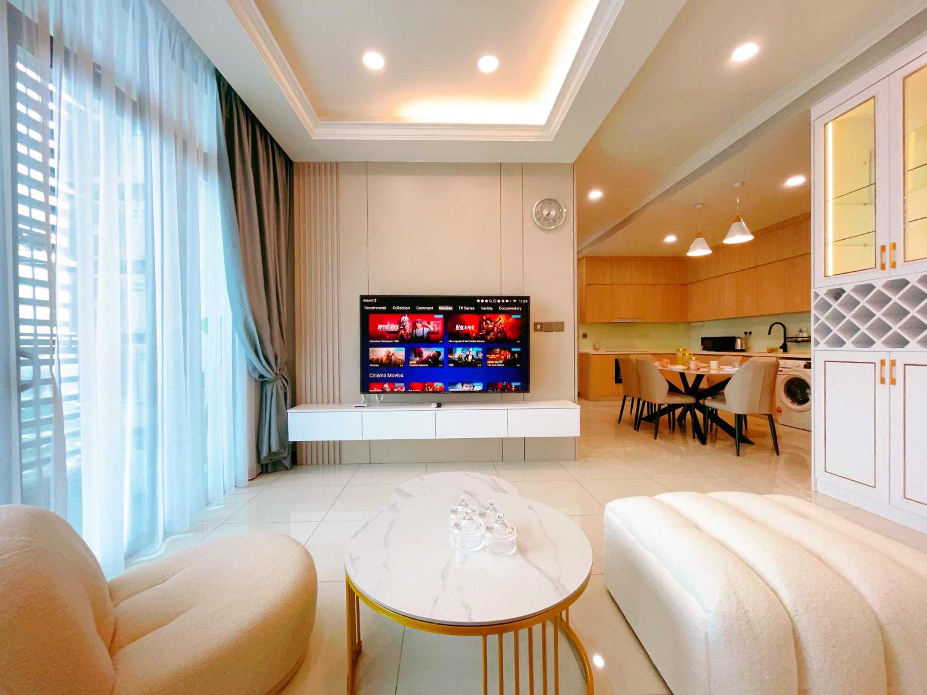 Three-Bedroom Premium Apartment with Balcony - Photo 3
