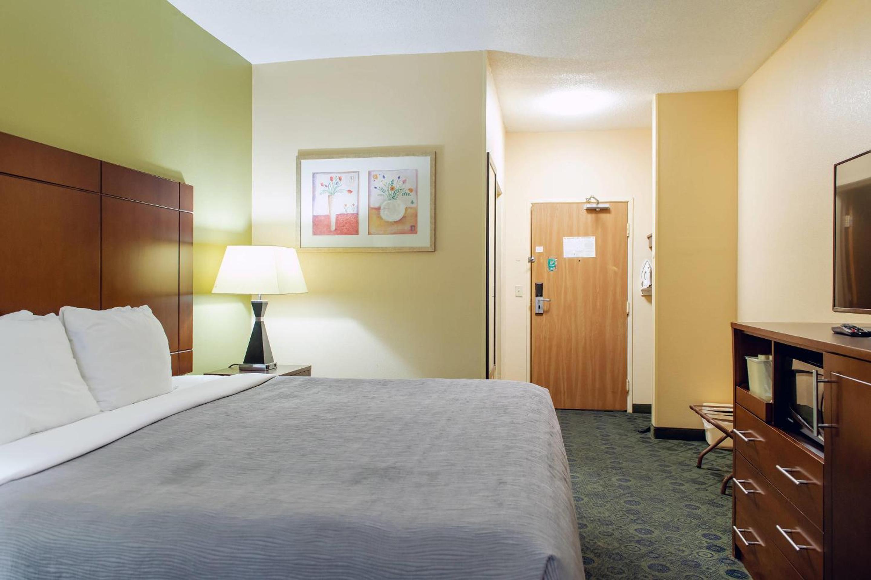 Standard King Room - Non-Smoking  - Photo 5