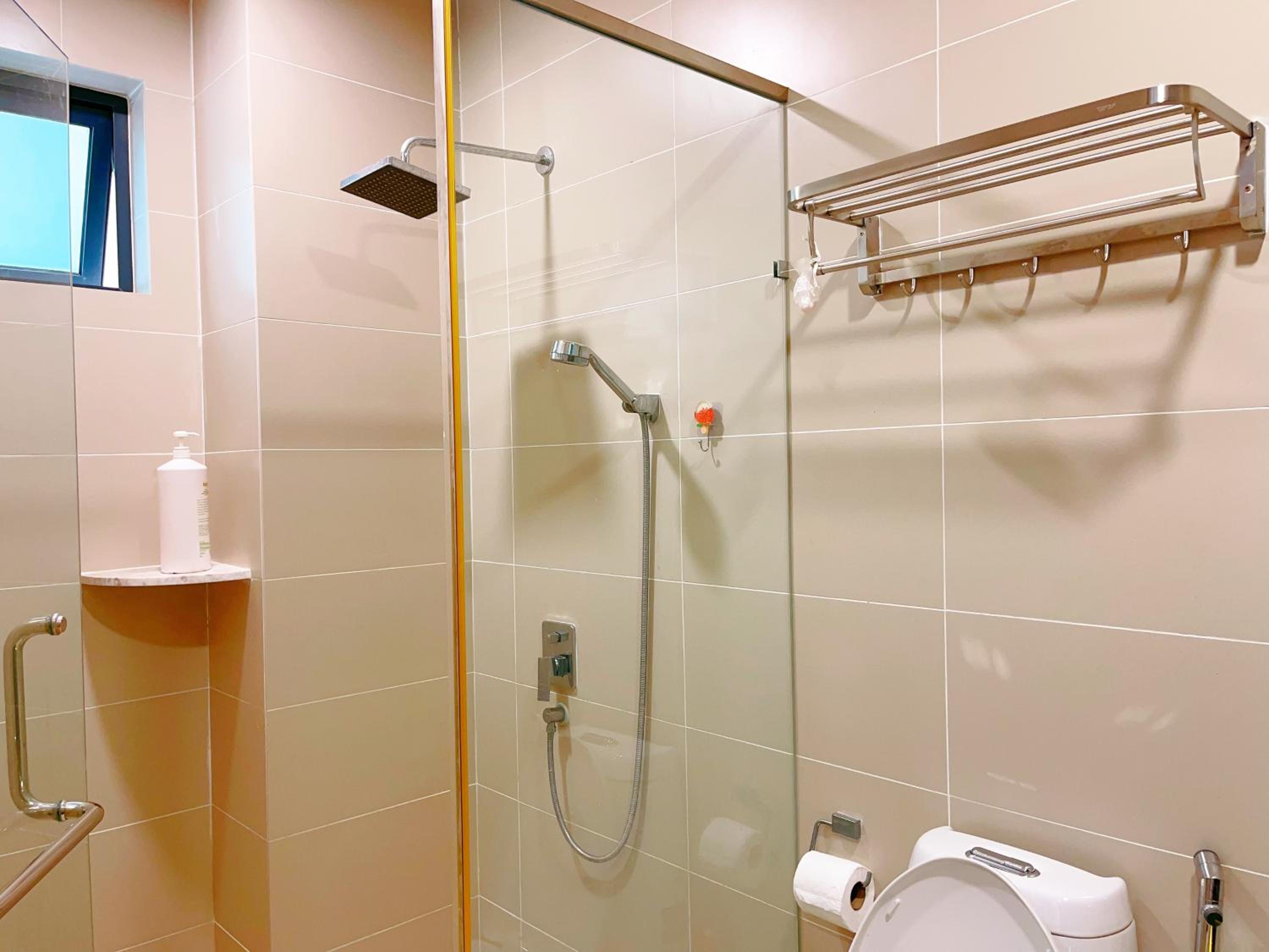 Three-Bedroom Premium Apartment with Balcony - Photo 12