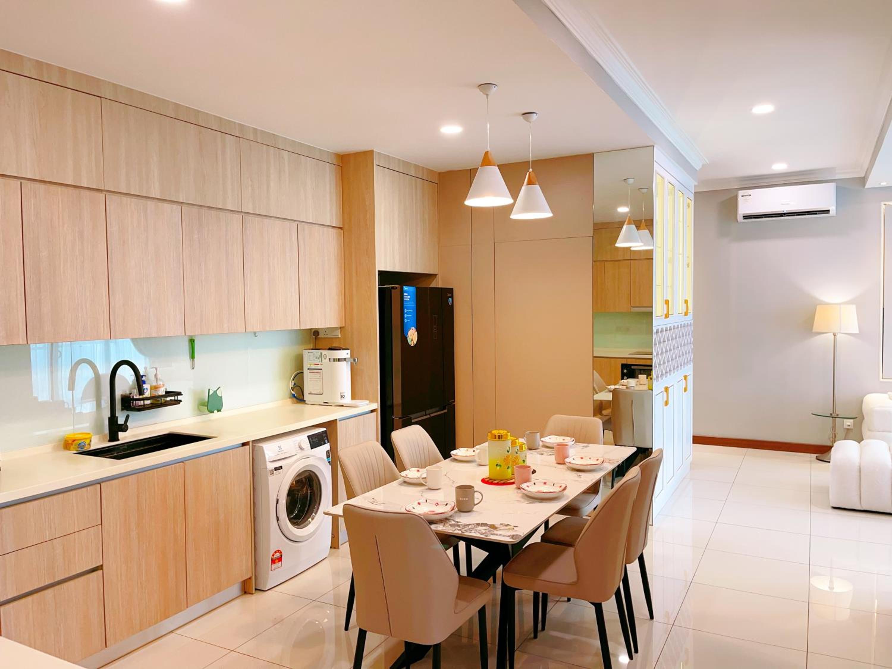 Three-Bedroom Premium Apartment with Balcony - Photo 11