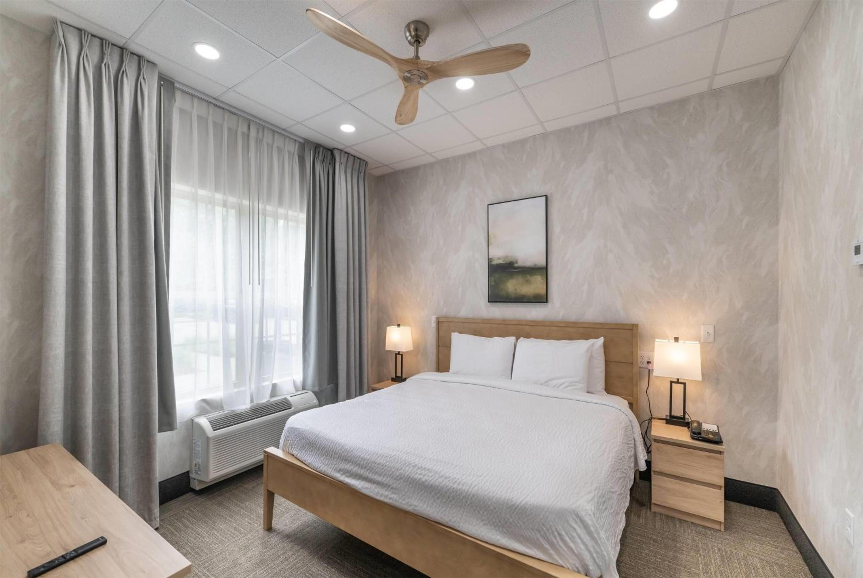 The Grand Suite with One King Bed and Two Queen Beds - Non-Smoking - Photo 3