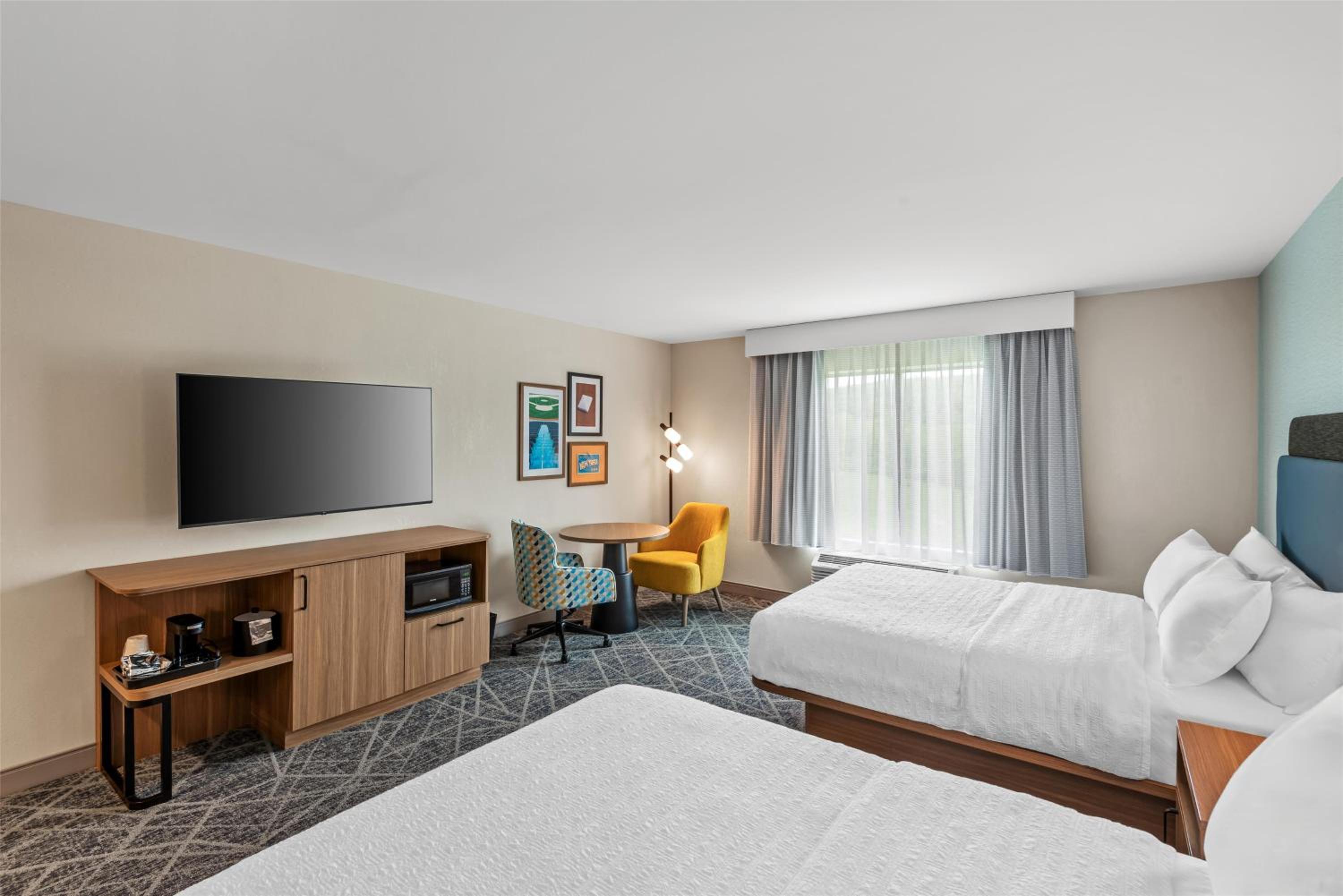 Queen Room with Two Queen Beds - Photo 2