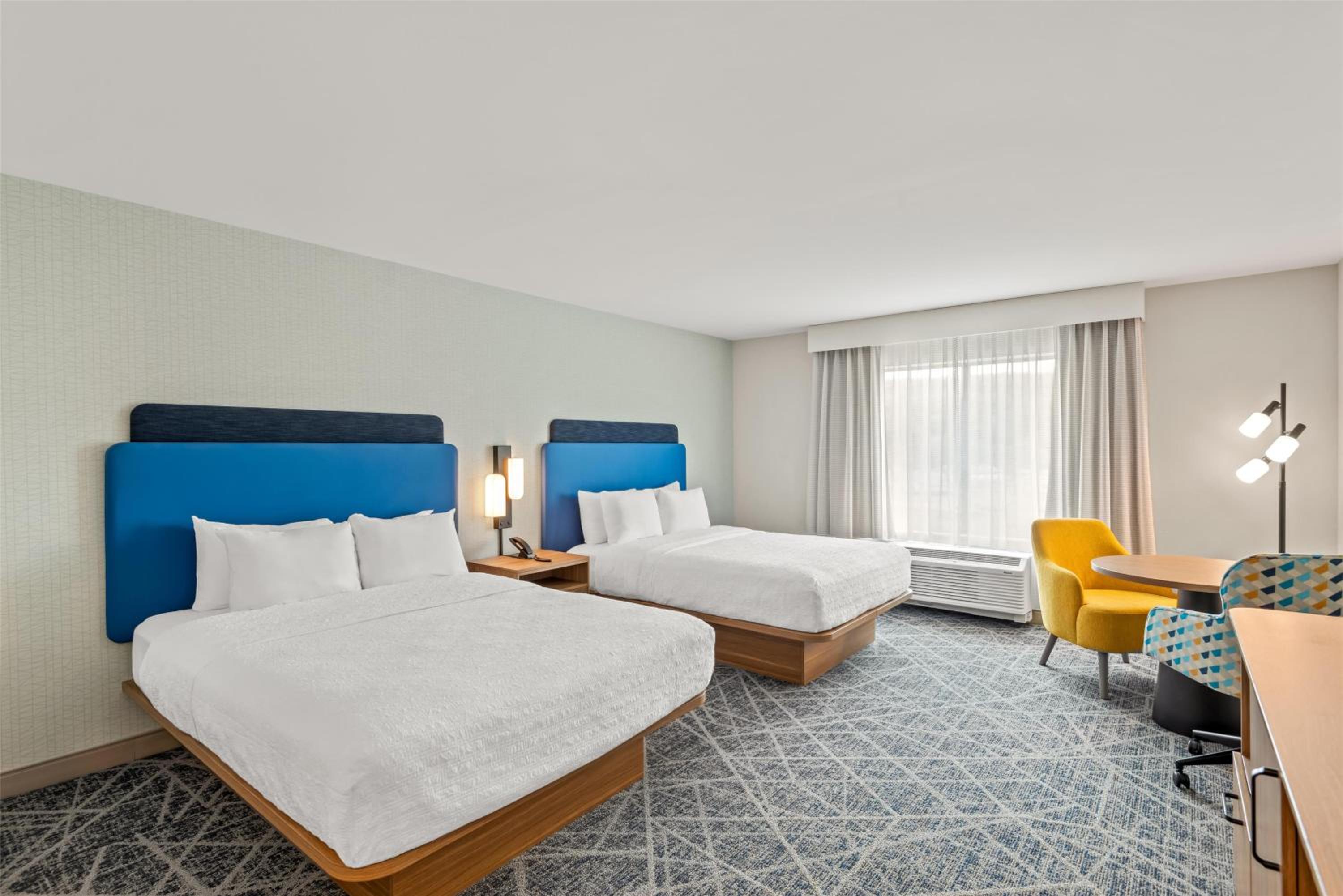 Queen Room with Two Queen Beds - Photo 4