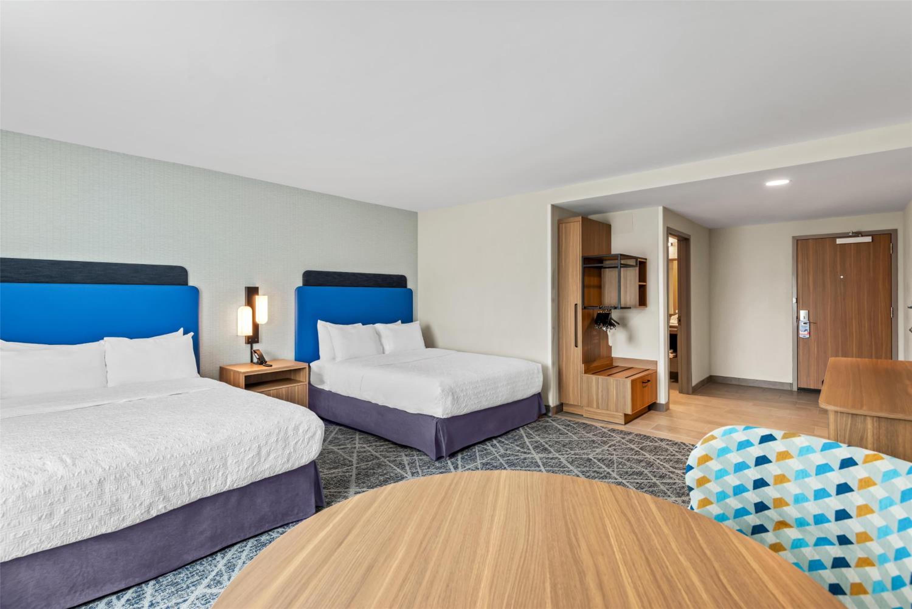 Queen Room with Two Queen Beds and Bath Tub - Mobility Access - Photo 3
