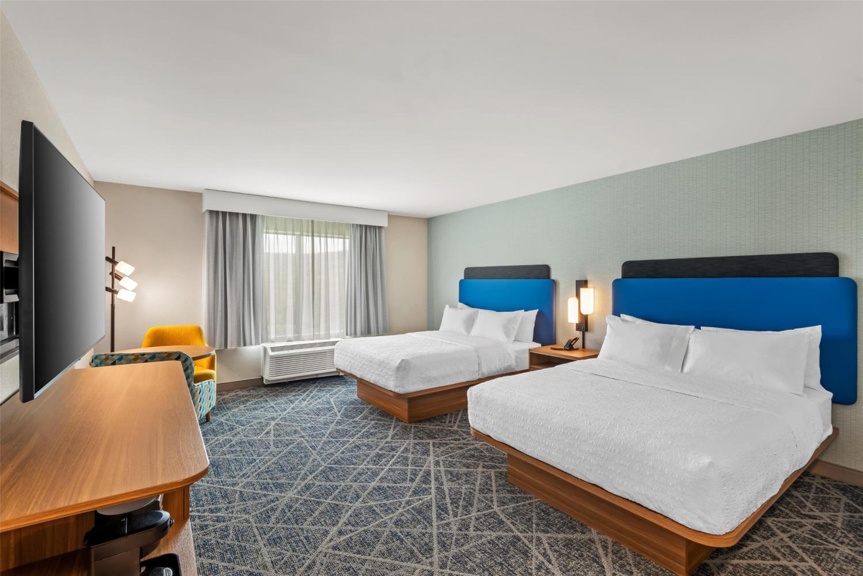 Queen Room with Two Queen Beds - Photo 3