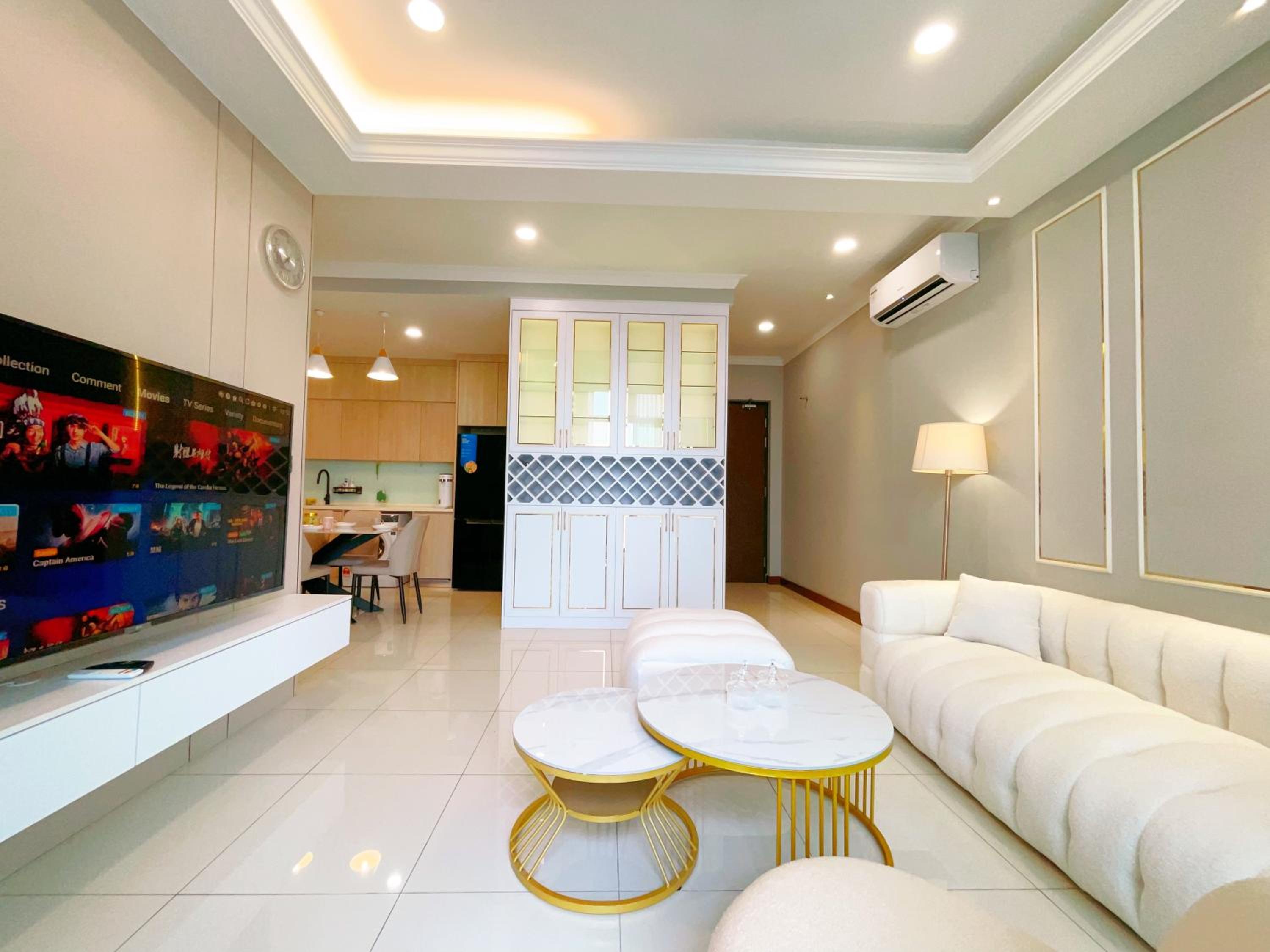 Three-Bedroom Premium Apartment with Balcony - Photo 7