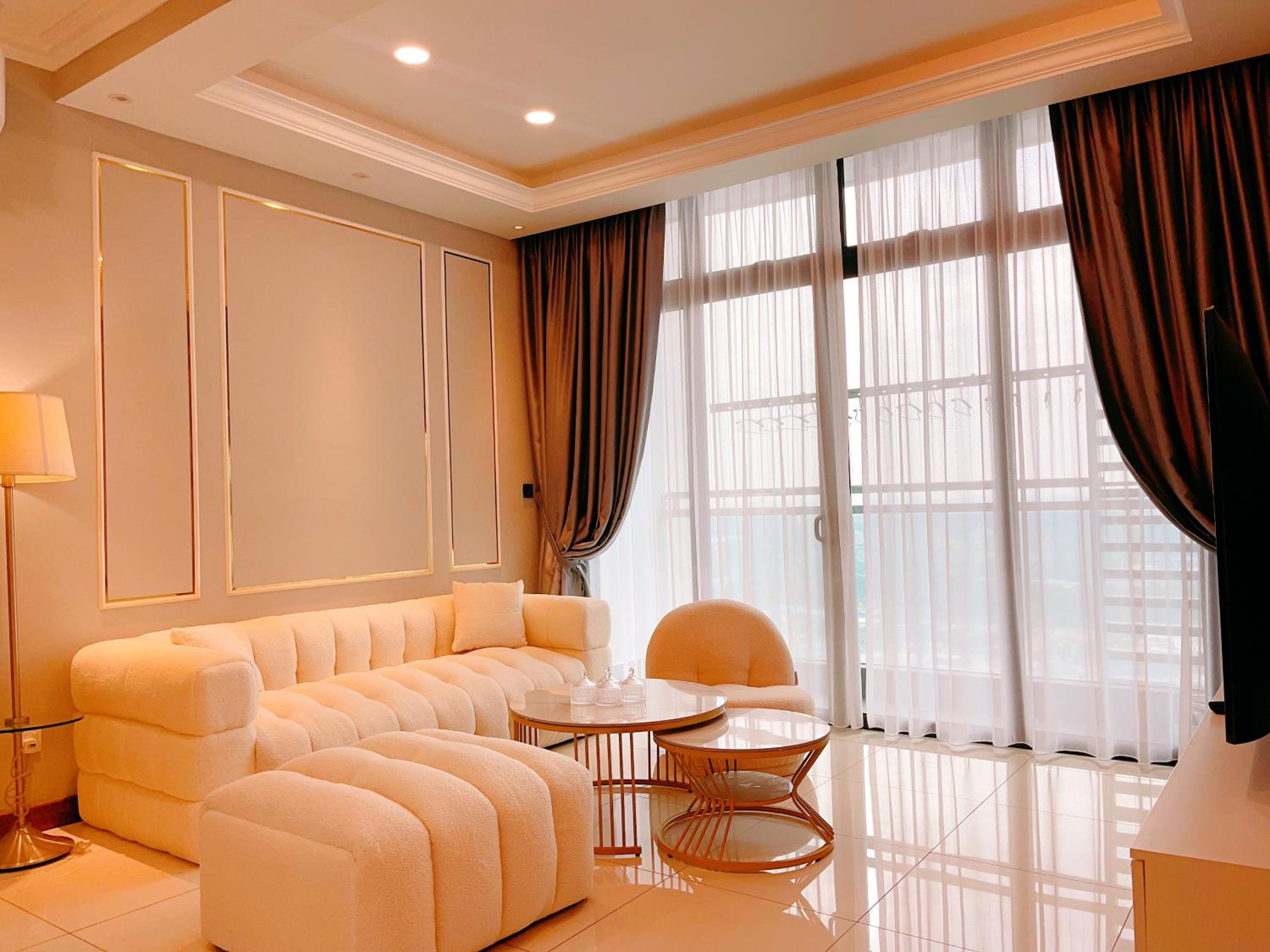 Three-Bedroom Premium Apartment with Balcony - Photo 5