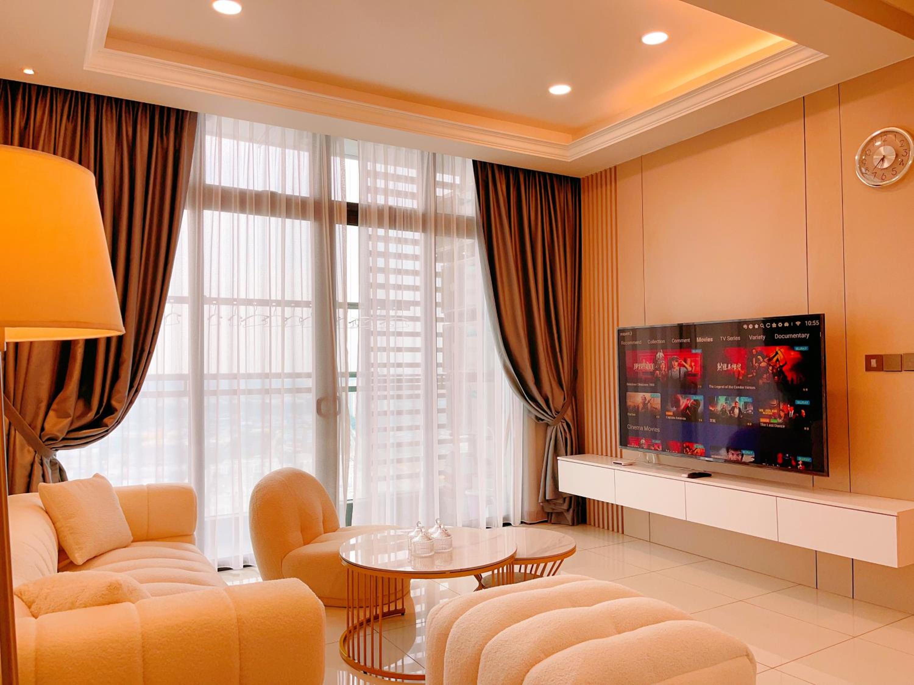 Three-Bedroom Premium Apartment with Balcony - Photo 1