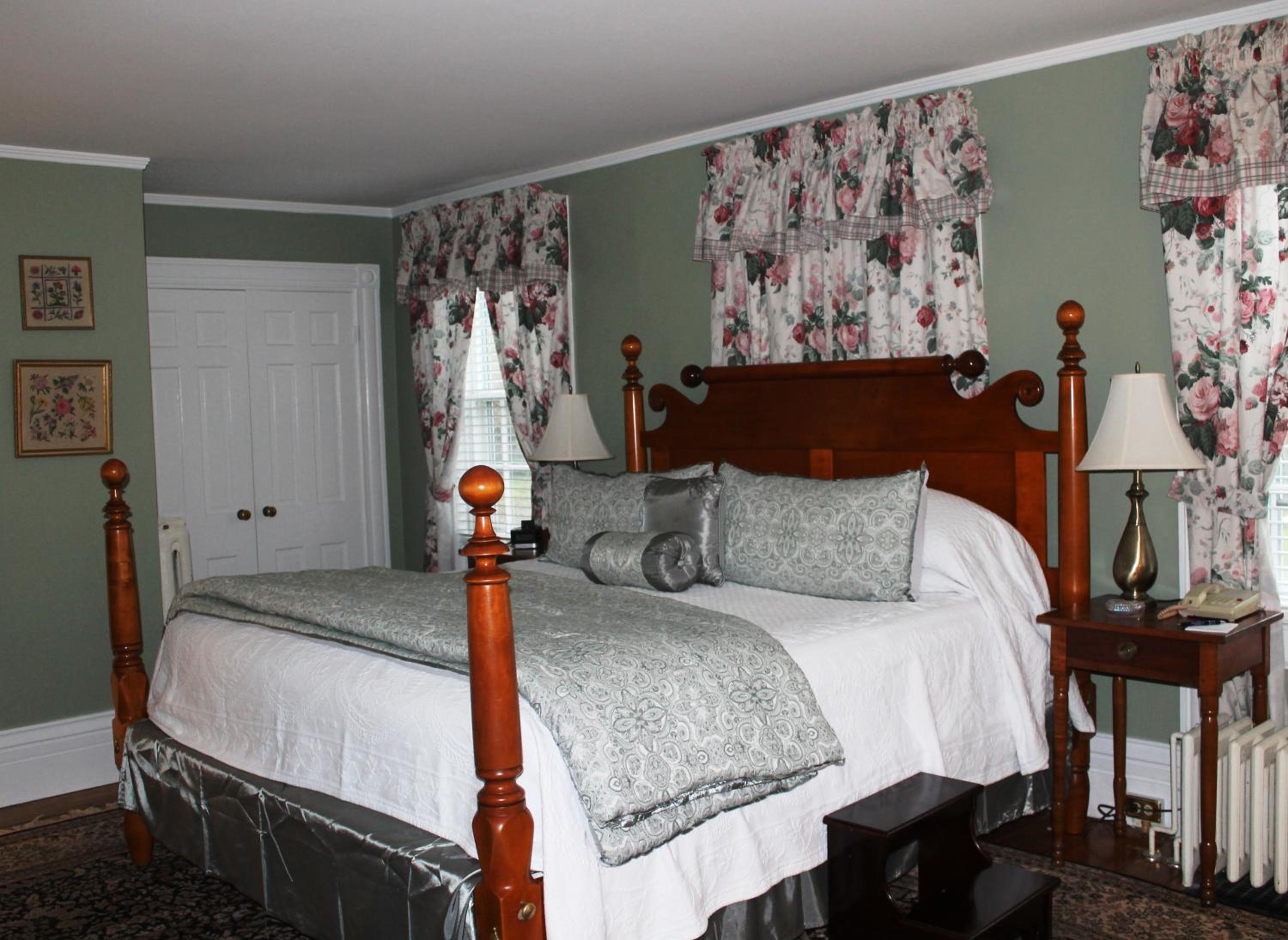 Deluxe King Room with Fireplace - Main (Hannah Rebekah)