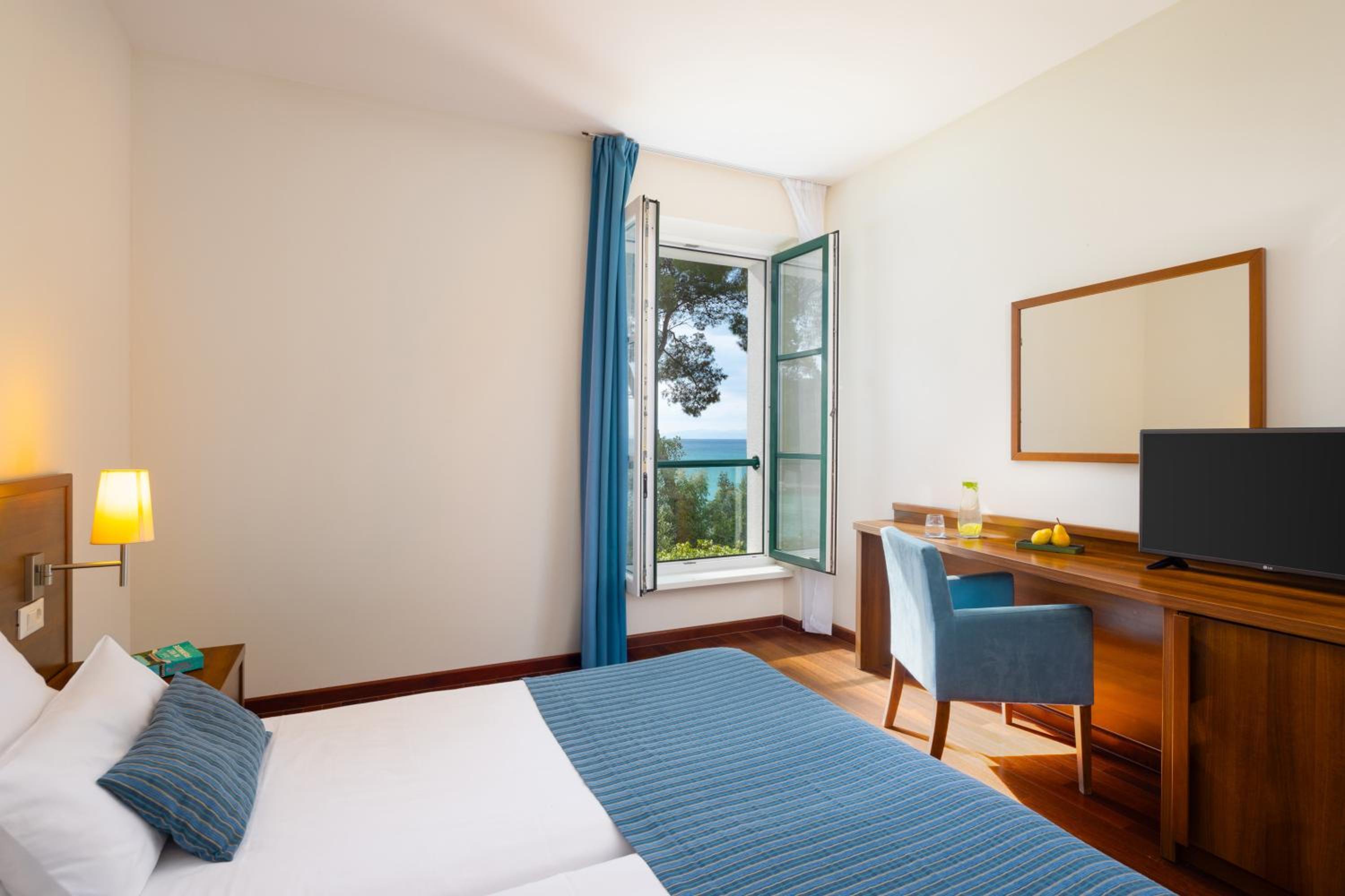 Premium Double Room with Sea View photo 3