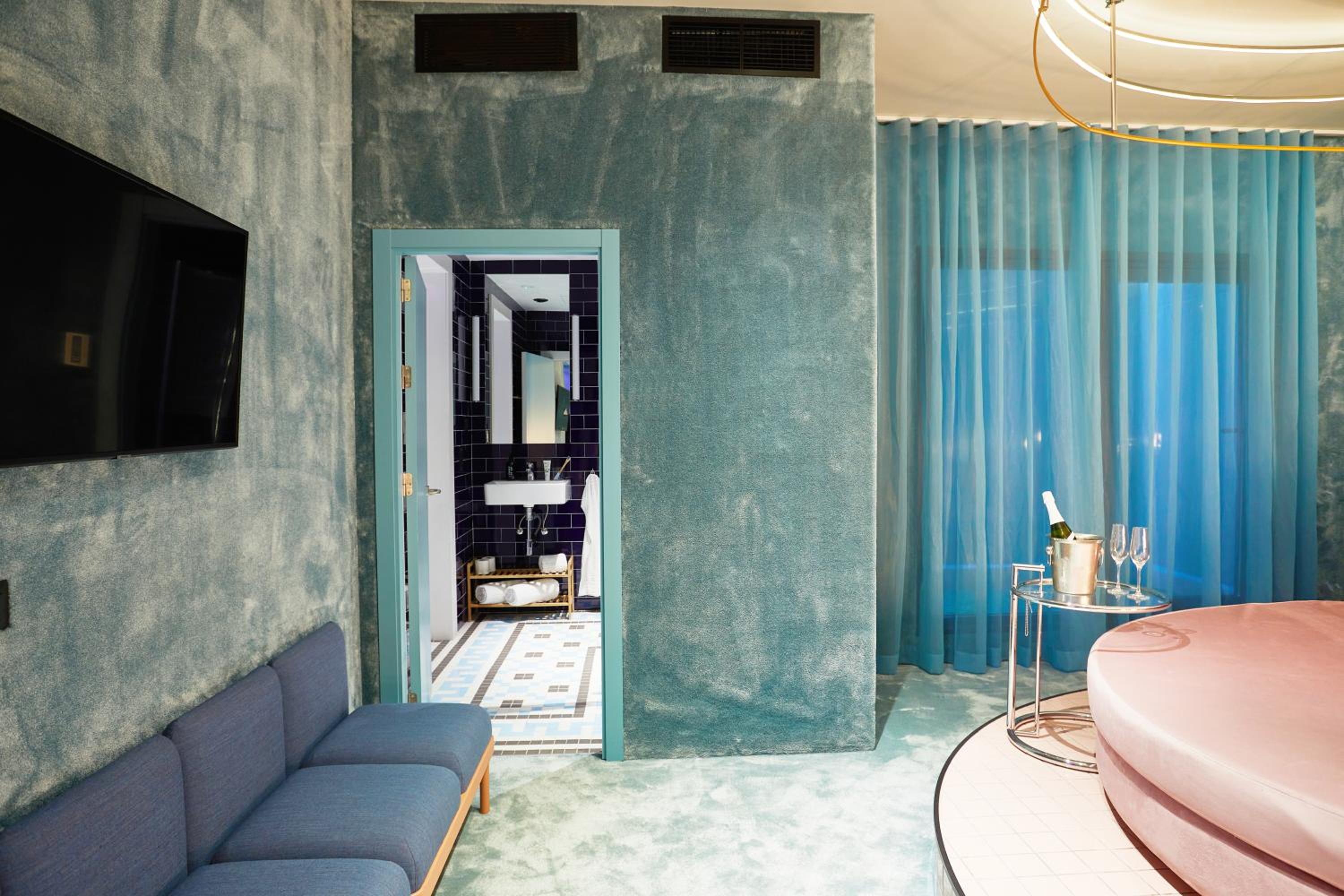 Suite - Photo 5