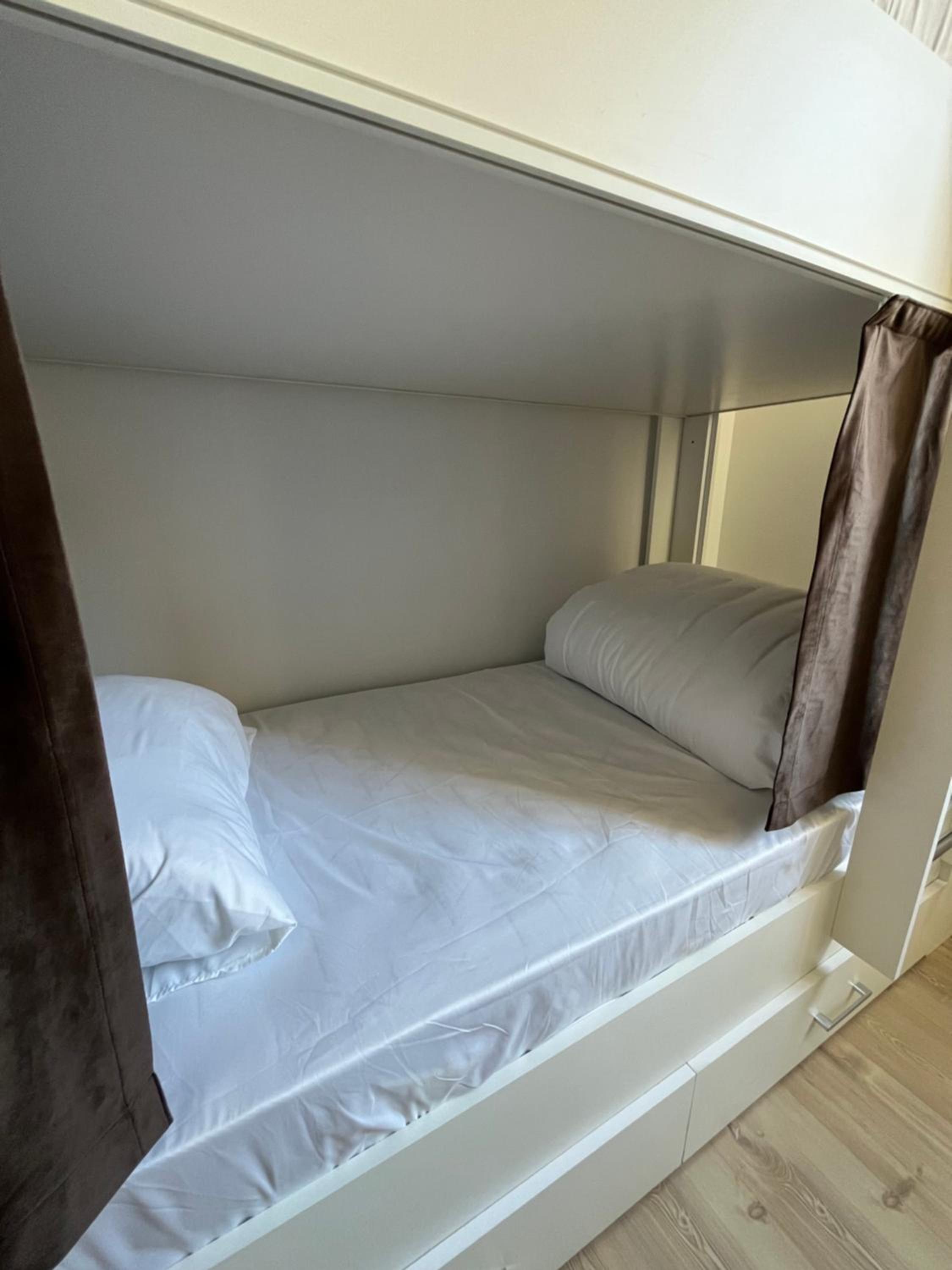 10-Bed Mixed Dormitory Room photo 3