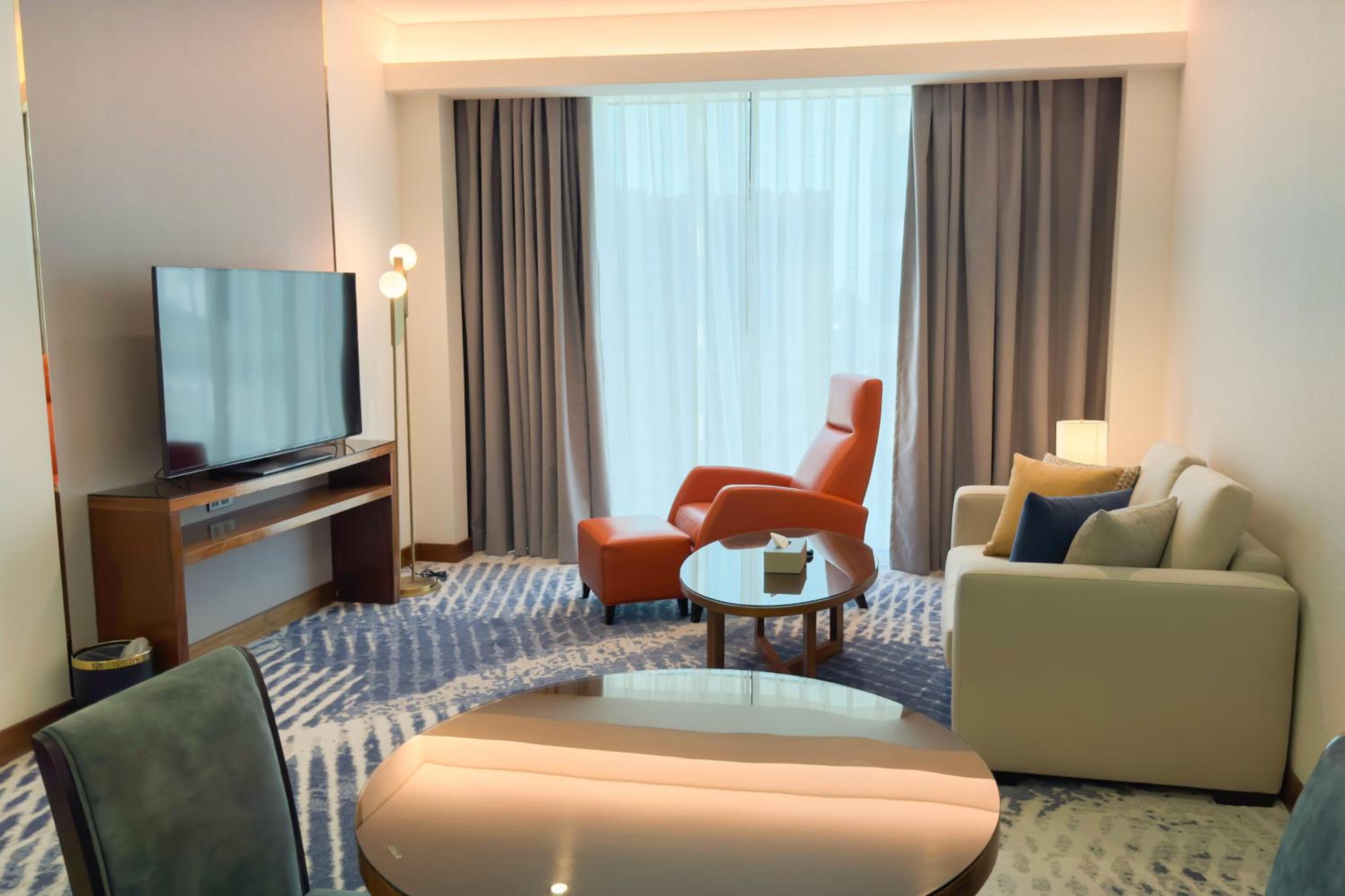 One-Bedroom King Suite with City View - Photo 3