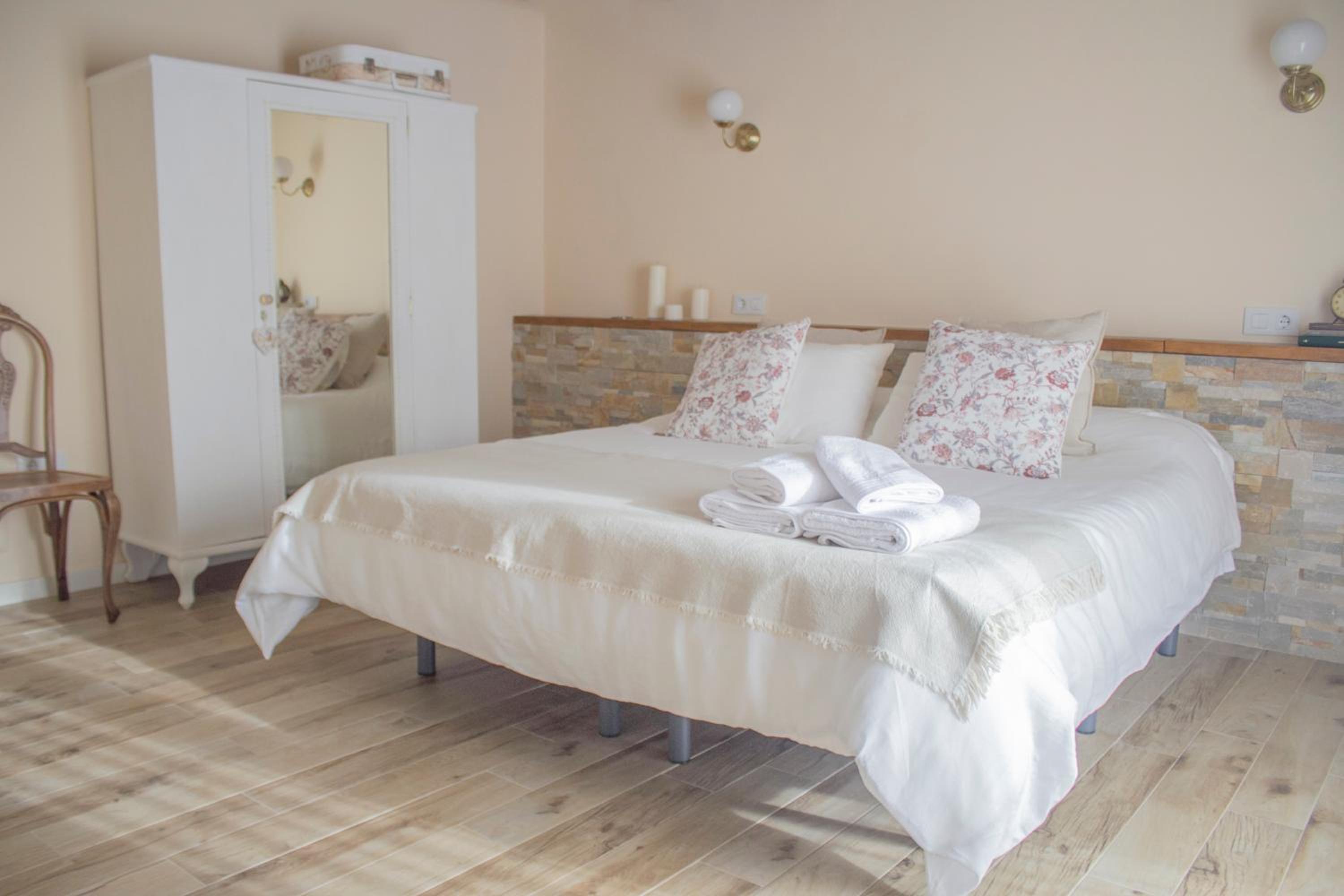 Twin Room with Private Bathroom photo 3
