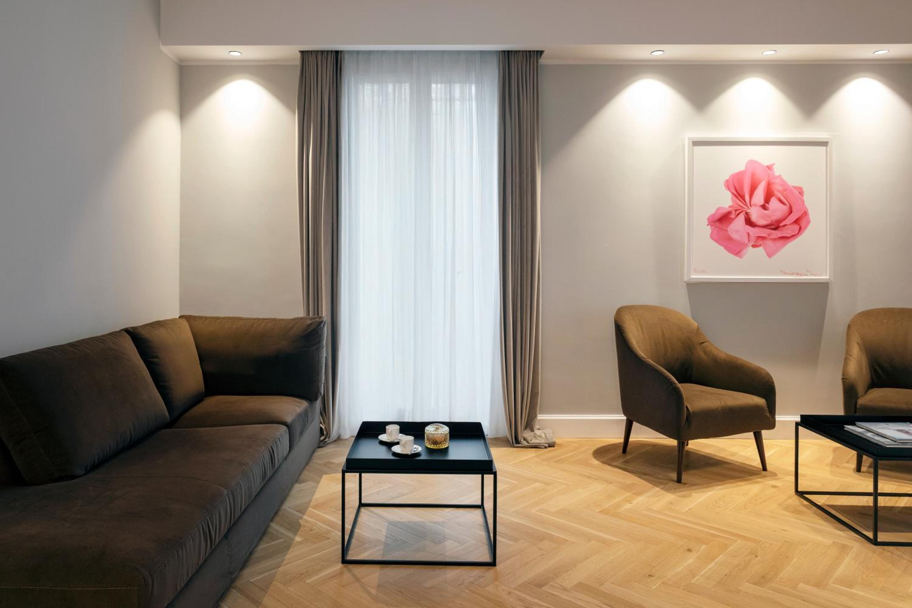 Suite Corner - Photo 5