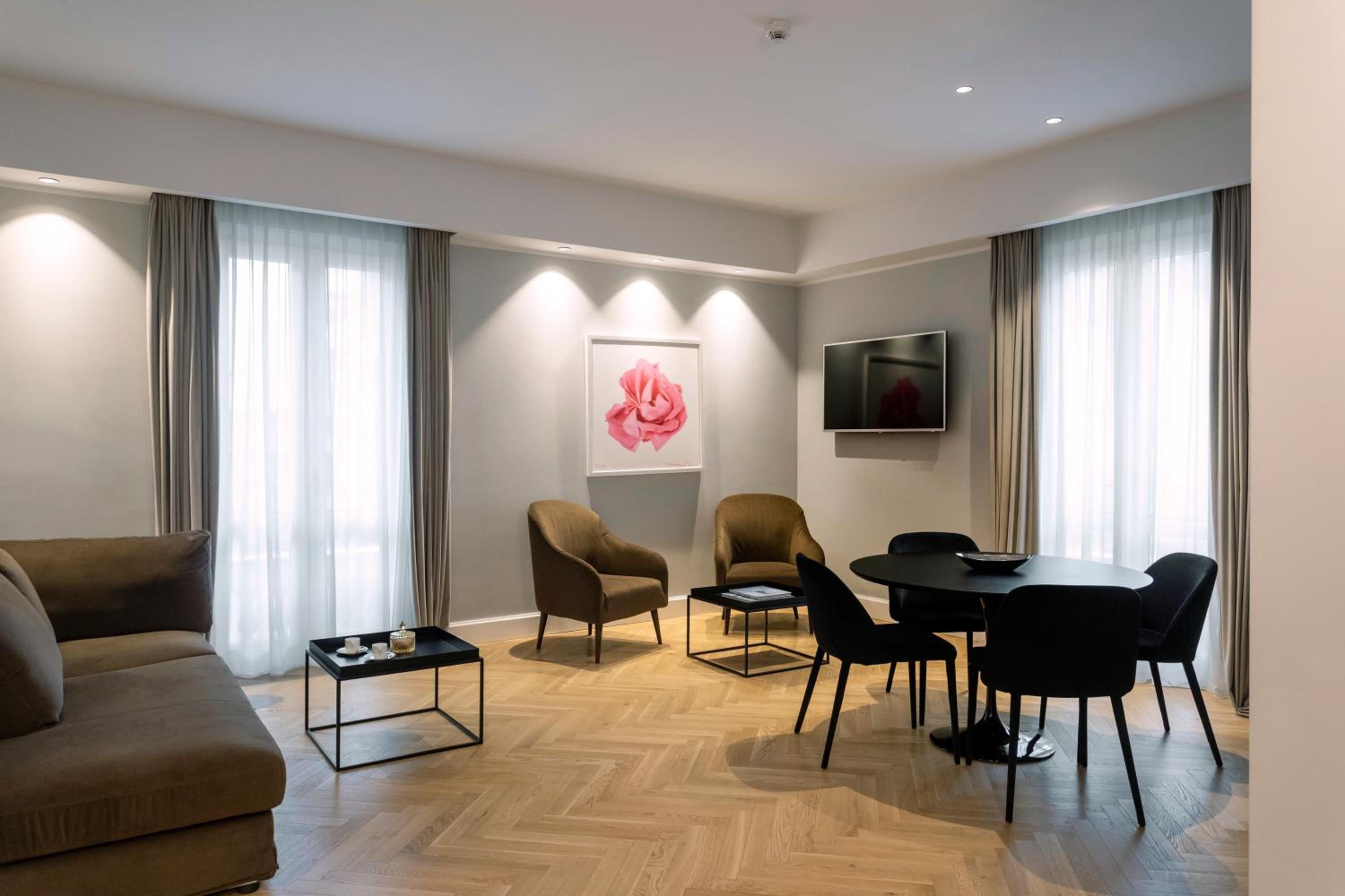 Suite Corner - Photo 2
