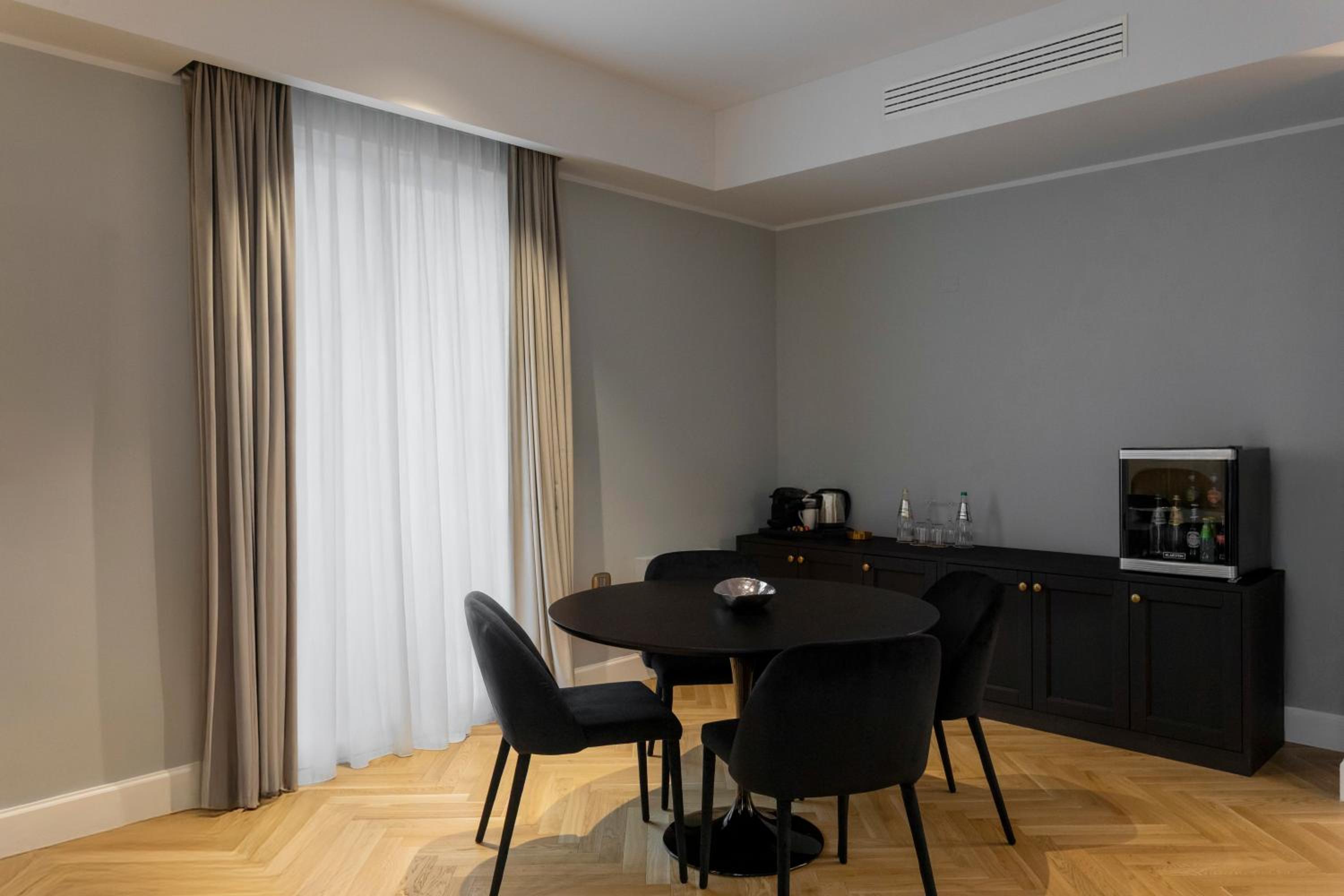 Suite Corner - Photo 1