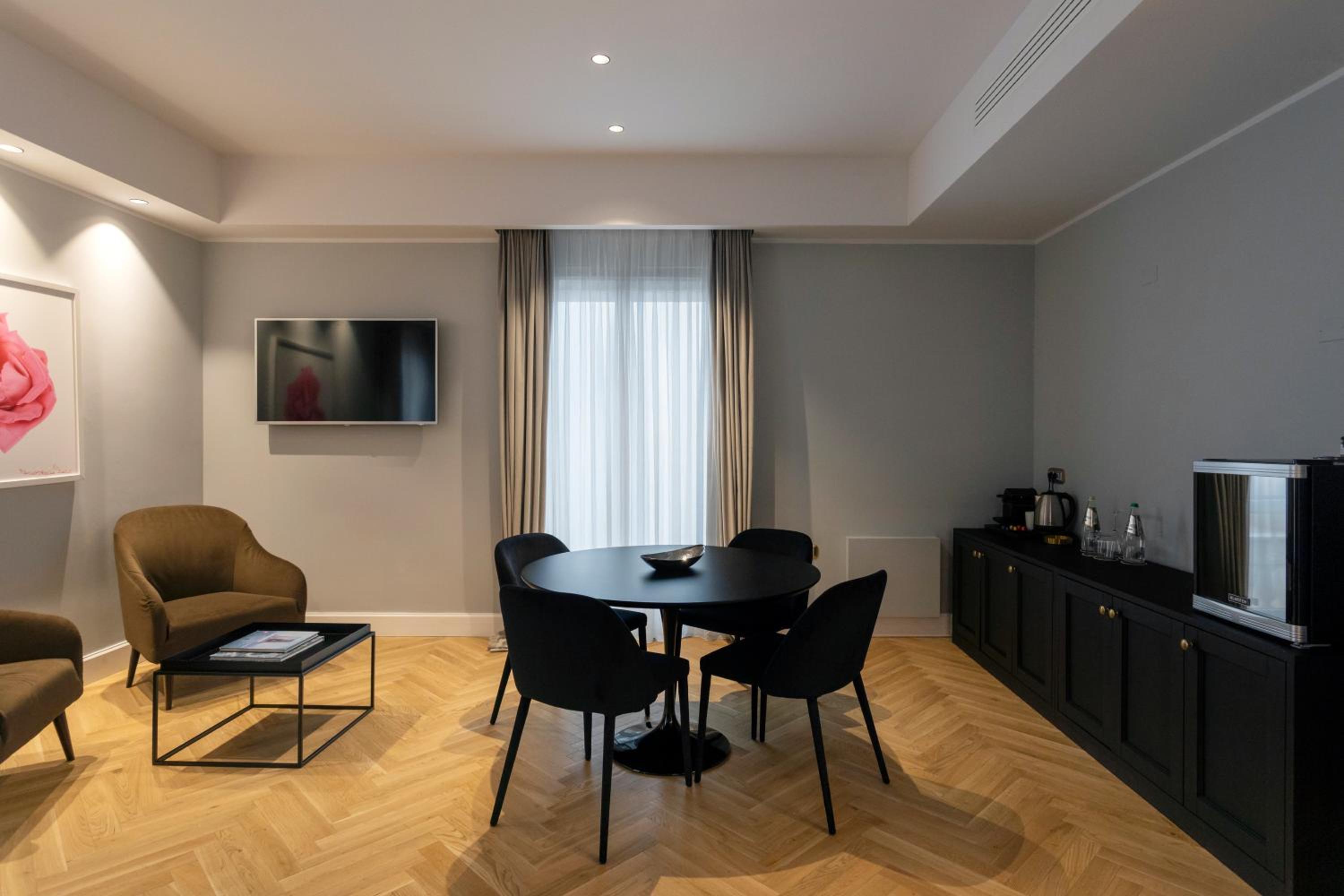 Suite Corner - Photo 8