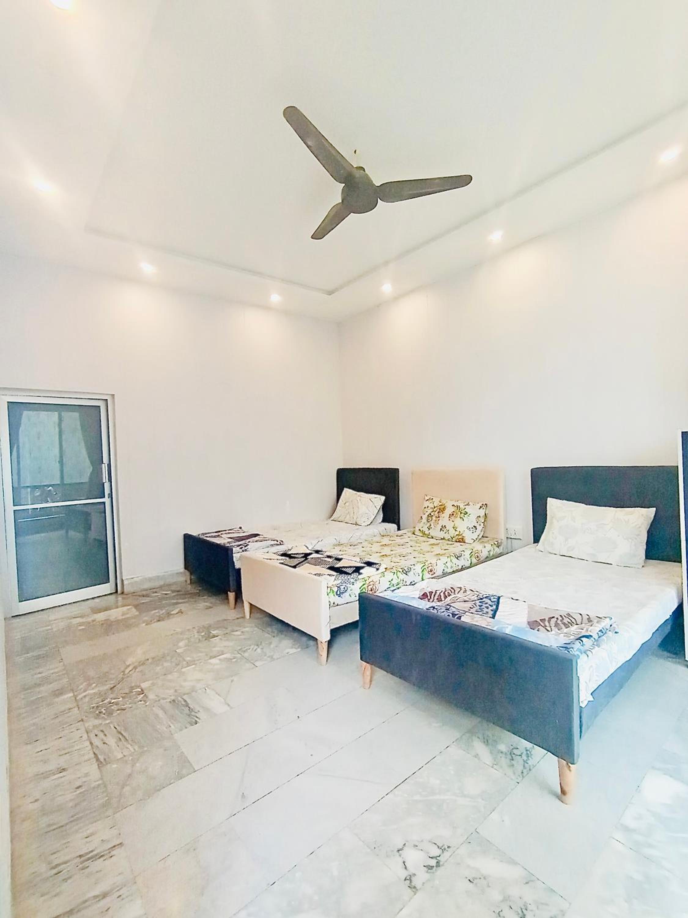Economy Triple Room photo 3