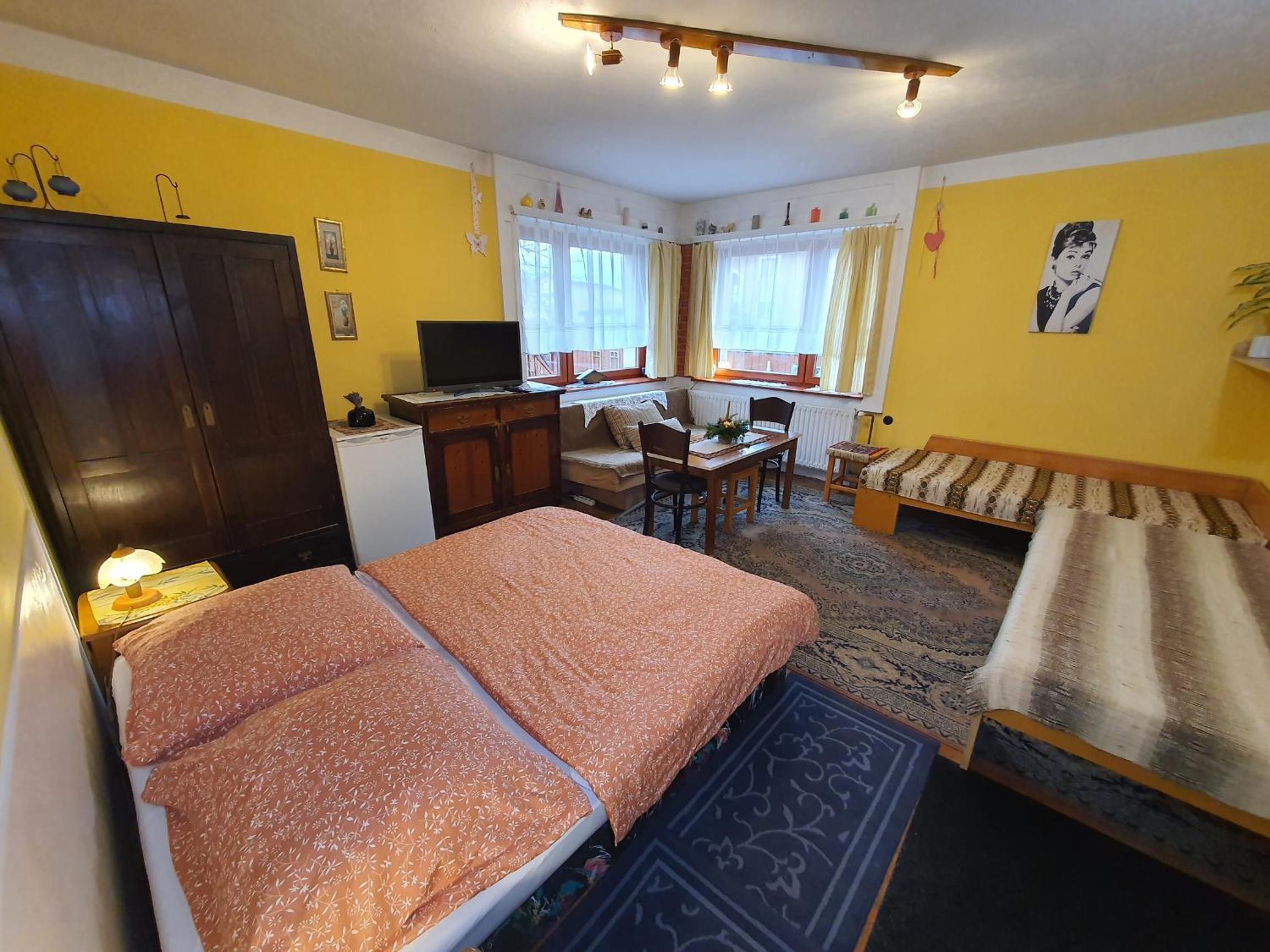 Quadruple Room with Shared Bathroom photo 2